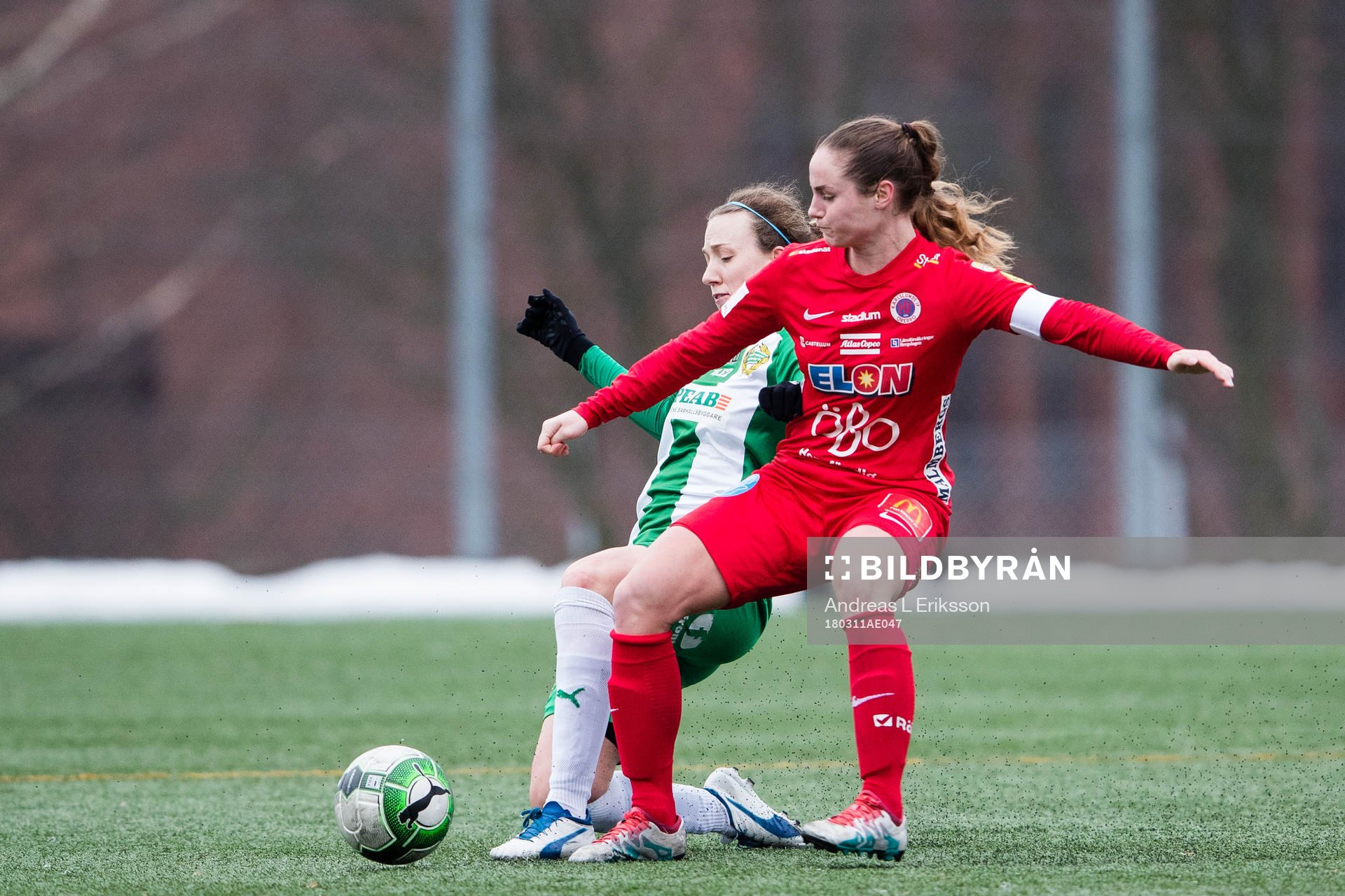 Hammarbys Olga Ekblom i kamp om bollen med Örebros Hanne