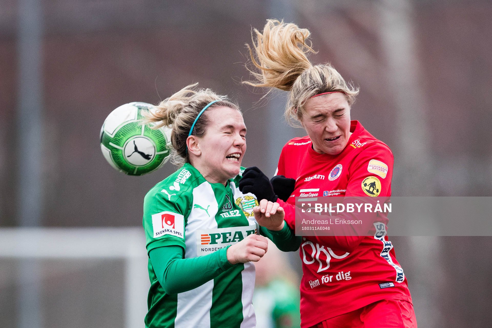 Hammarbys Frida Sjöberg i en nickduell med Örebros Freja