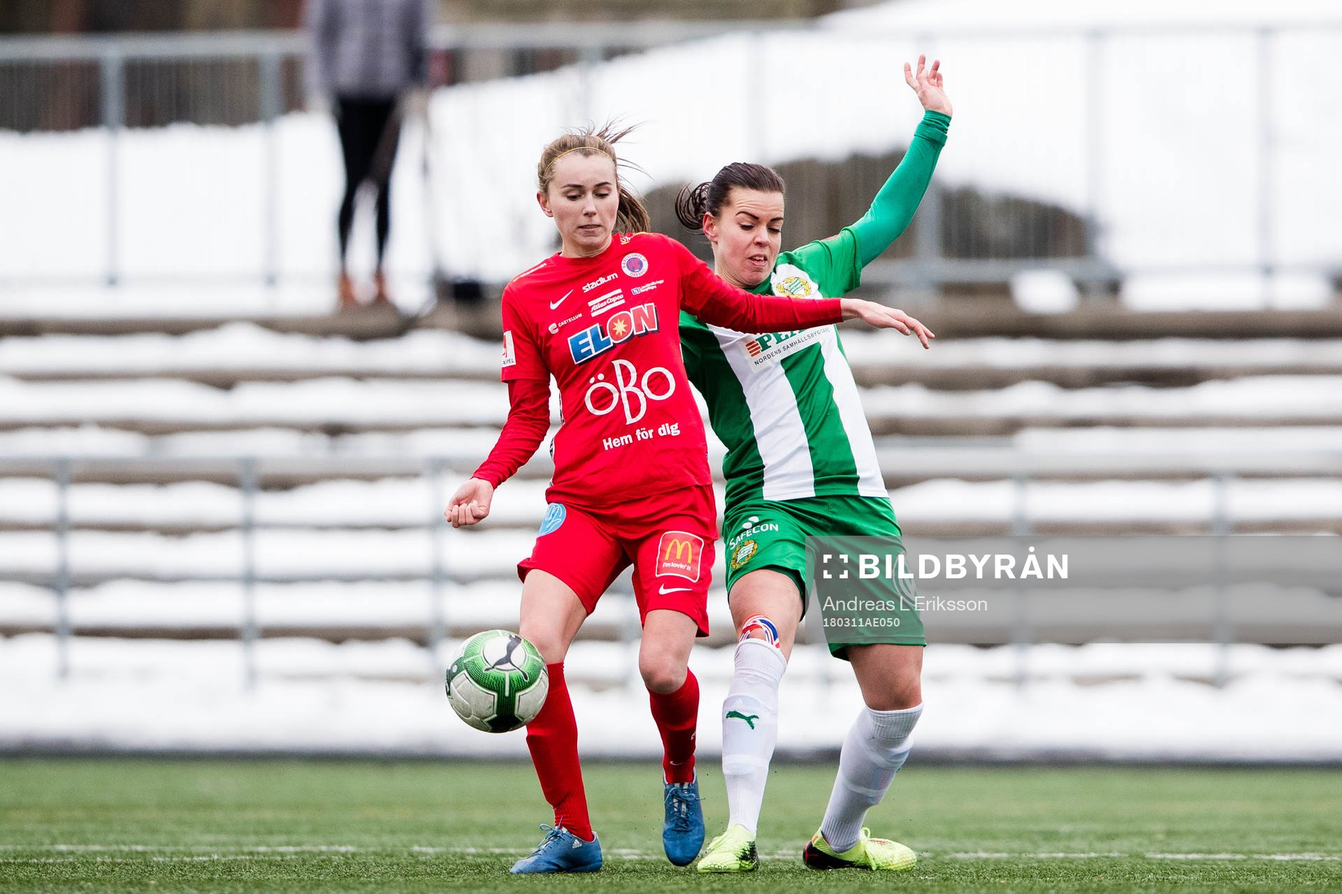 Örebros Adelisa Grabus i kamp om bollen med Hammarbys Amanda Johansson under fotbollsmatchen i Svenska cupen mellan Hammarby och Örebro den 11 mars 2018 i Stockholm.