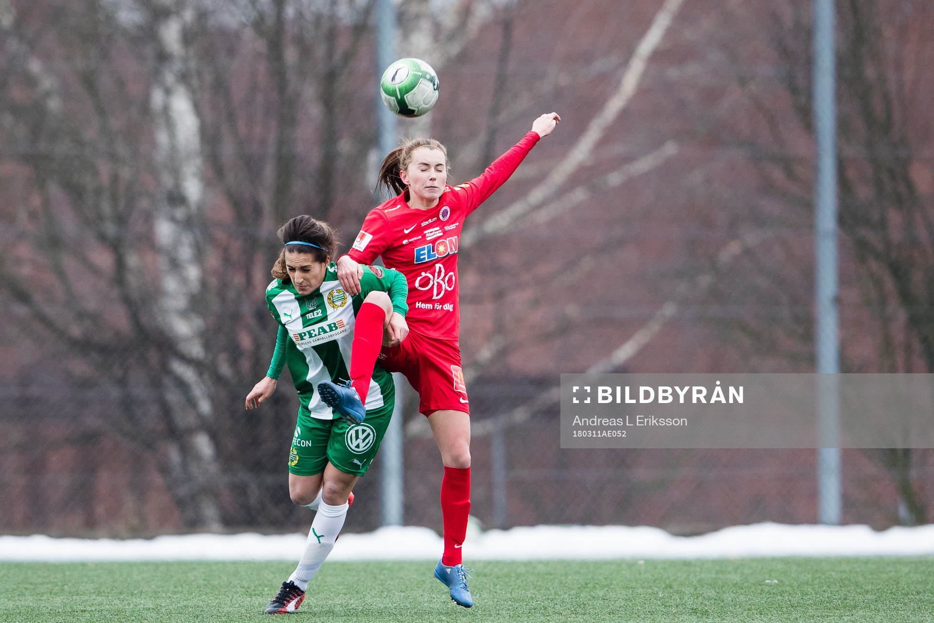 Hammarbys Sejde Abrahamsson i kamp om bollen med Örebros