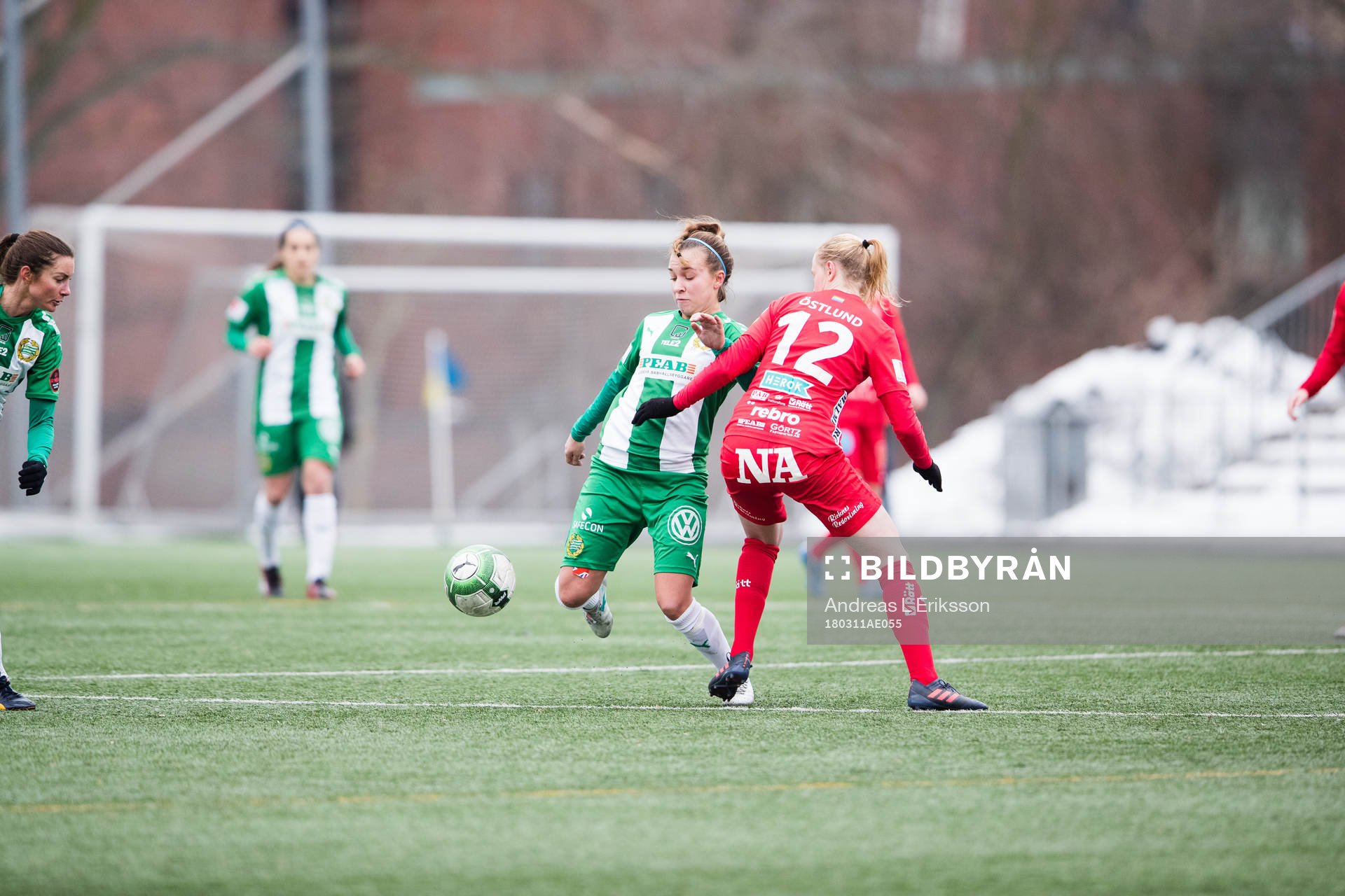 Hammarbys Julia Zigiotti Olme i kamp om bollen med Örebros