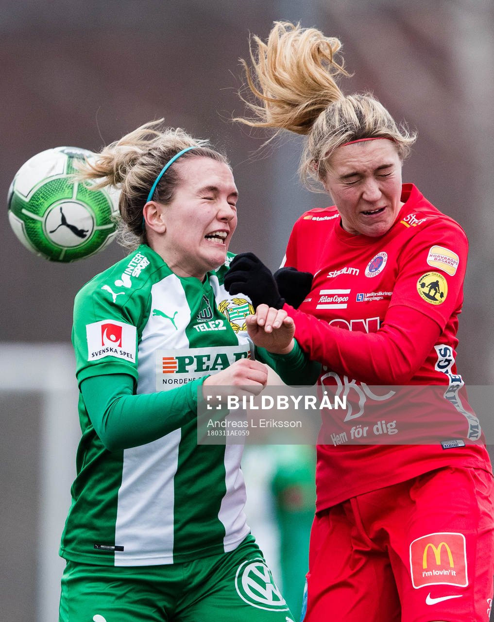 Hammarbys Frida Sjöberg i en nickduell med Örebros Freja