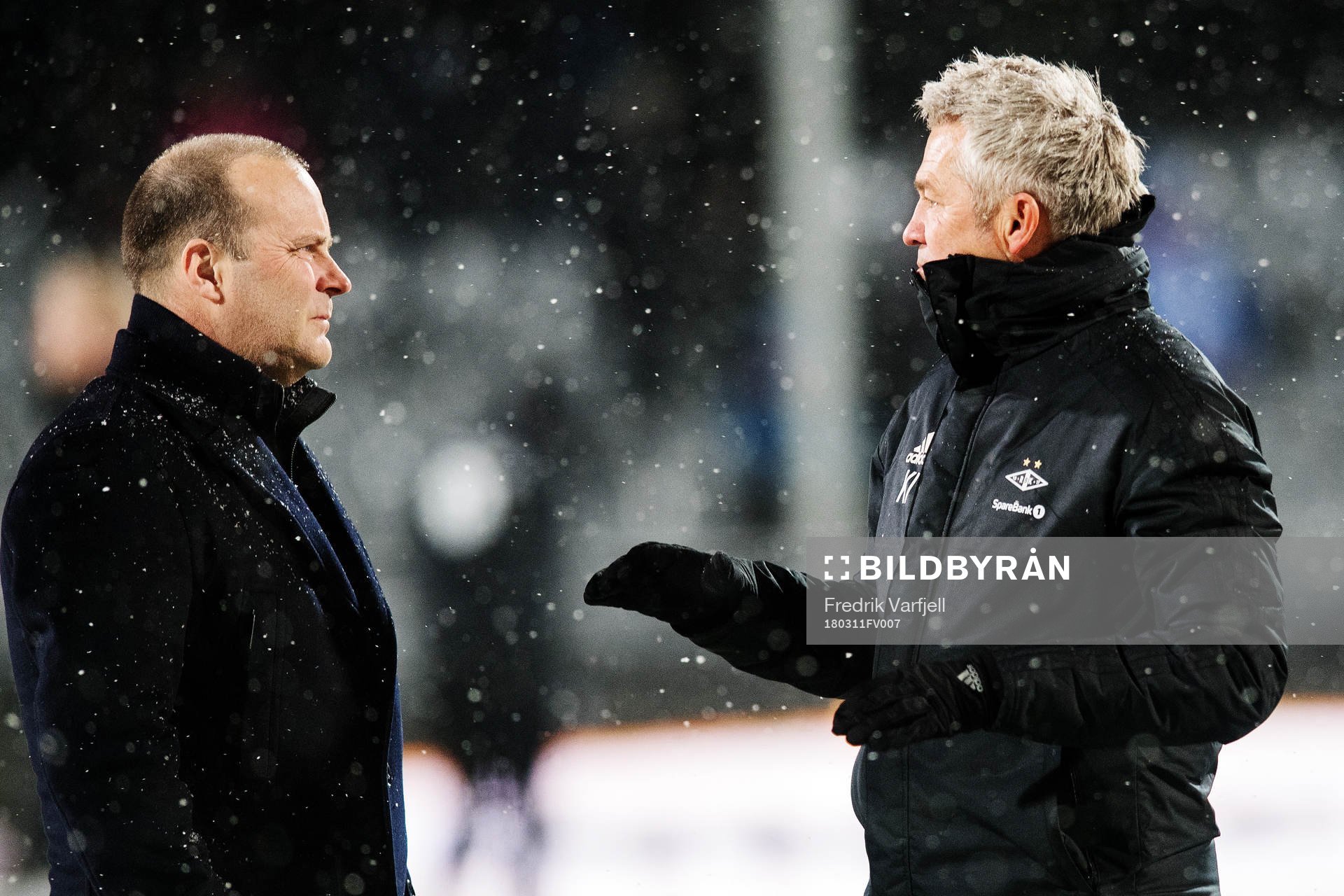 Geir Bakke, head coach of Sarpsborg 08 in conversation with