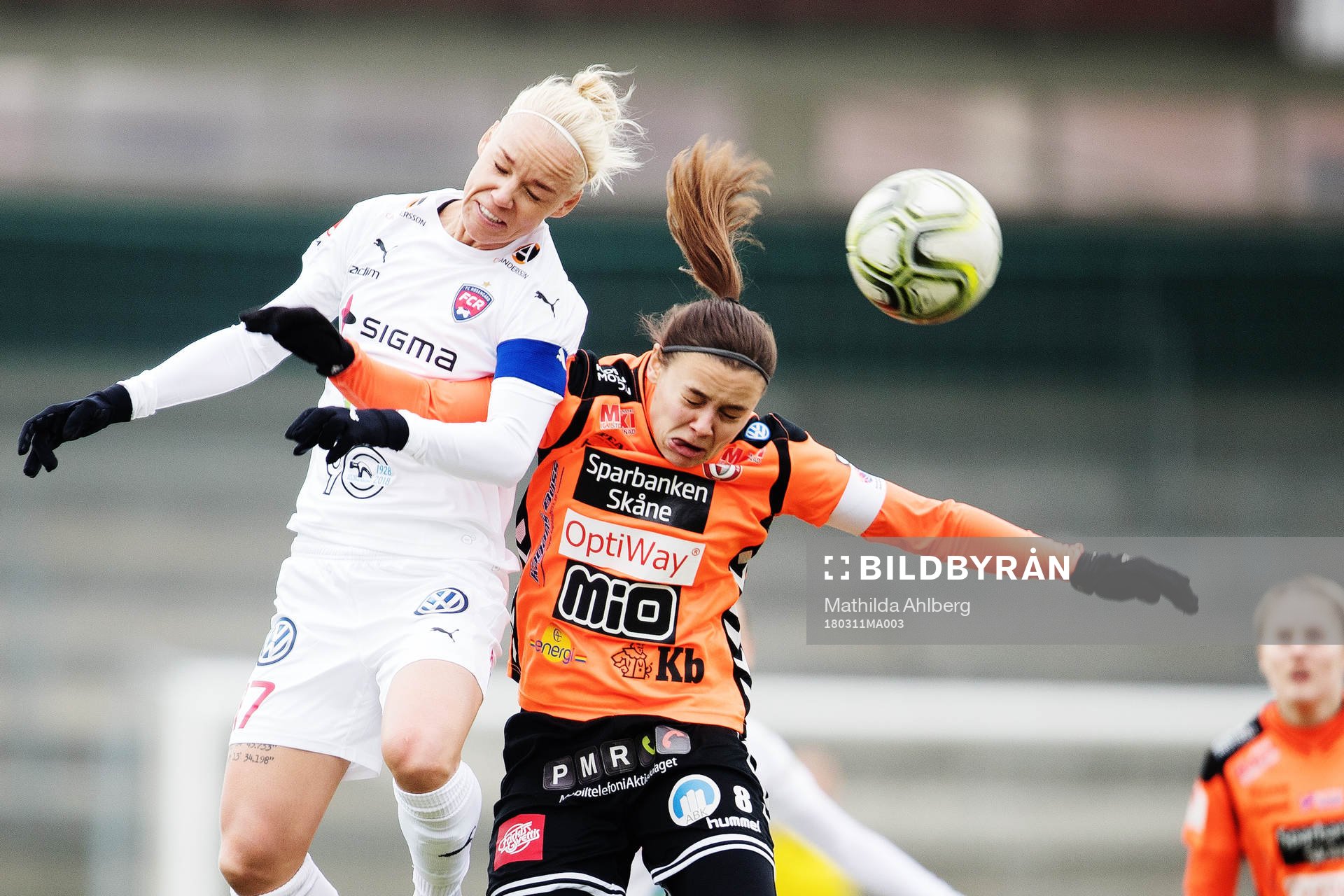 Rosengårds Caroline Seger och Kristianstads Alice Nilsson i nickduell under fotbollsmatchen i Svenska cupen mellan Rosengård och Kristianstad den 11 mars 2018 i Malmö.