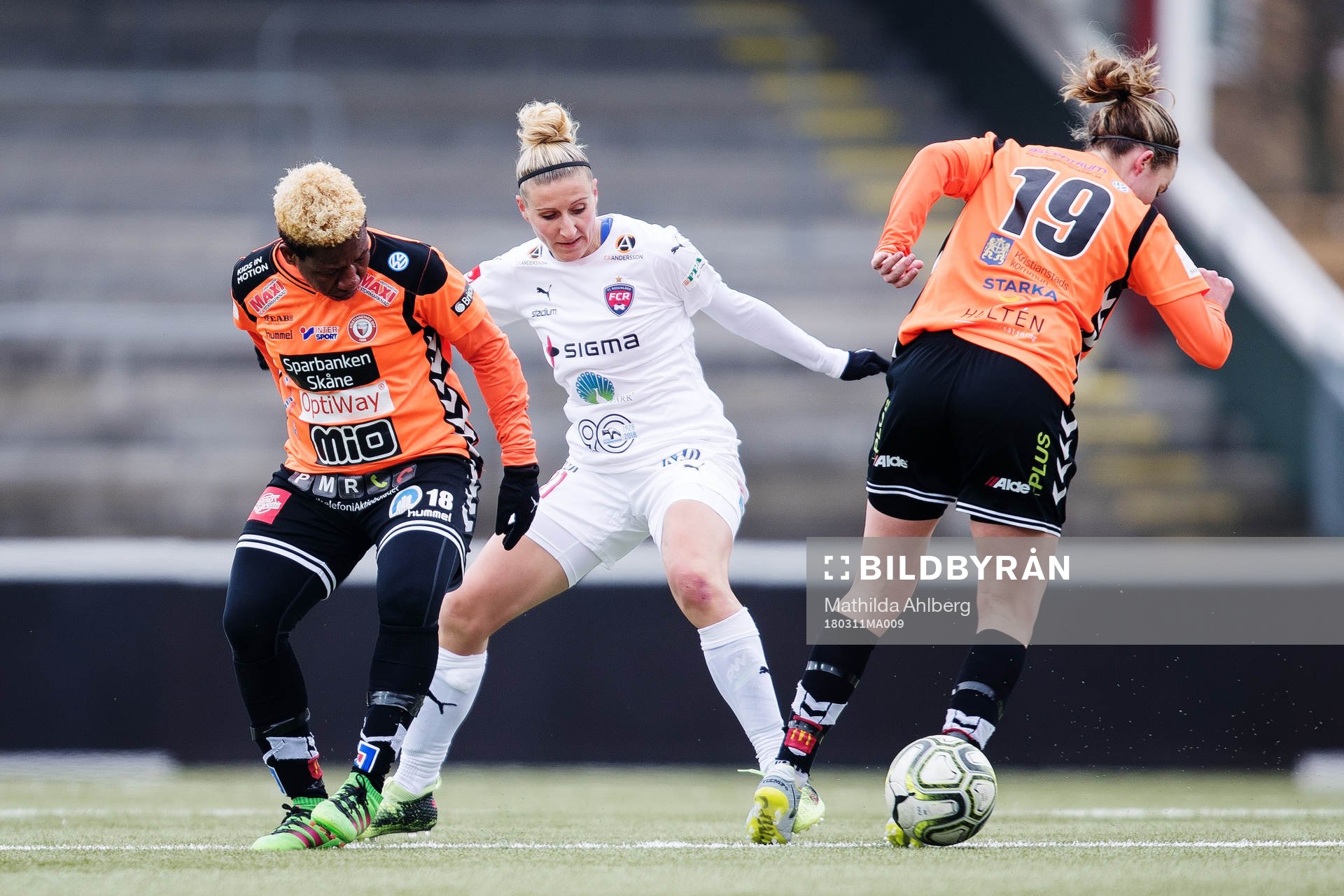 Kristianstads Rita Chikwelu och Becky Edwards försvarar
