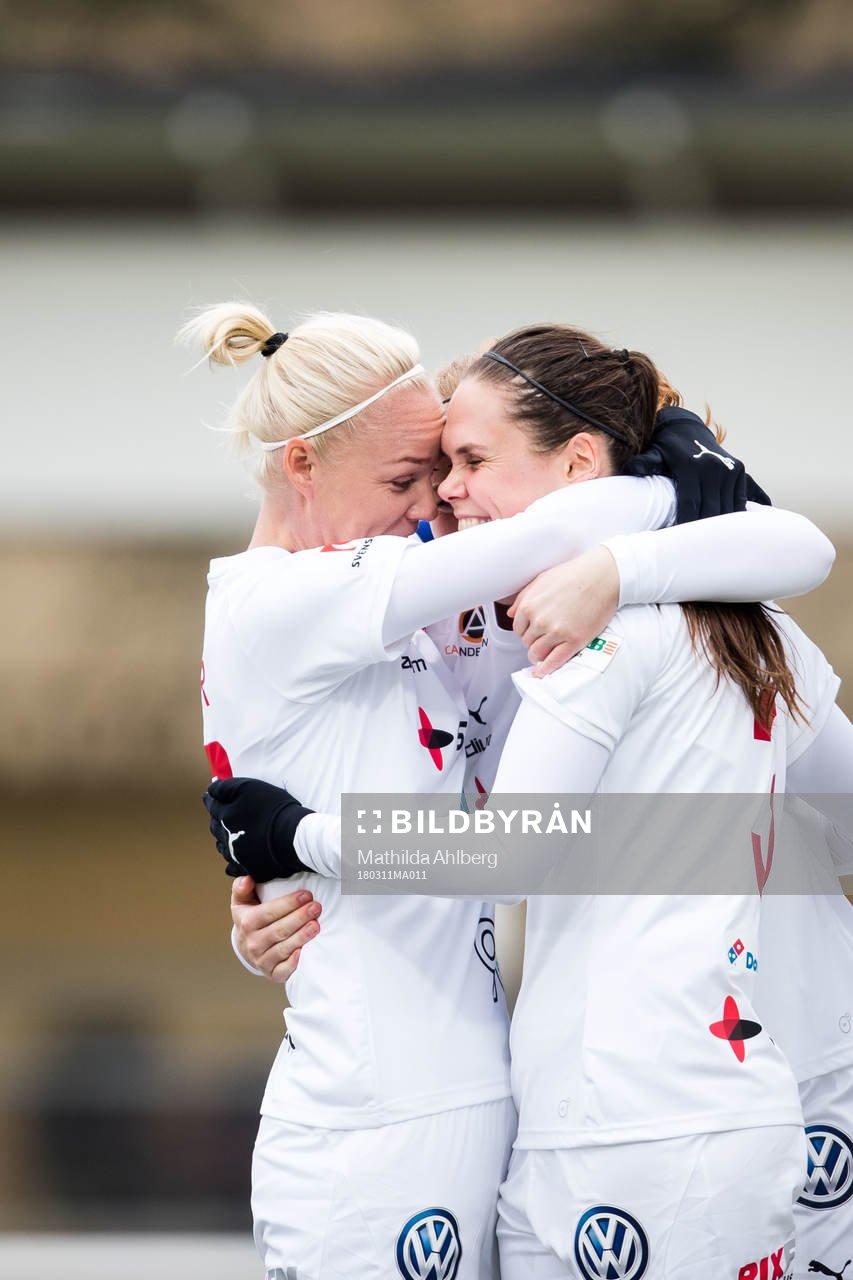 Rosengårds Caroline Seger och Simone Boye Sørensen jublar efter 1-0 under fotbollsmatchen i Svenska cupen mellan Rosengård och Kristianstad den 11 mars 2018 i Malmö.