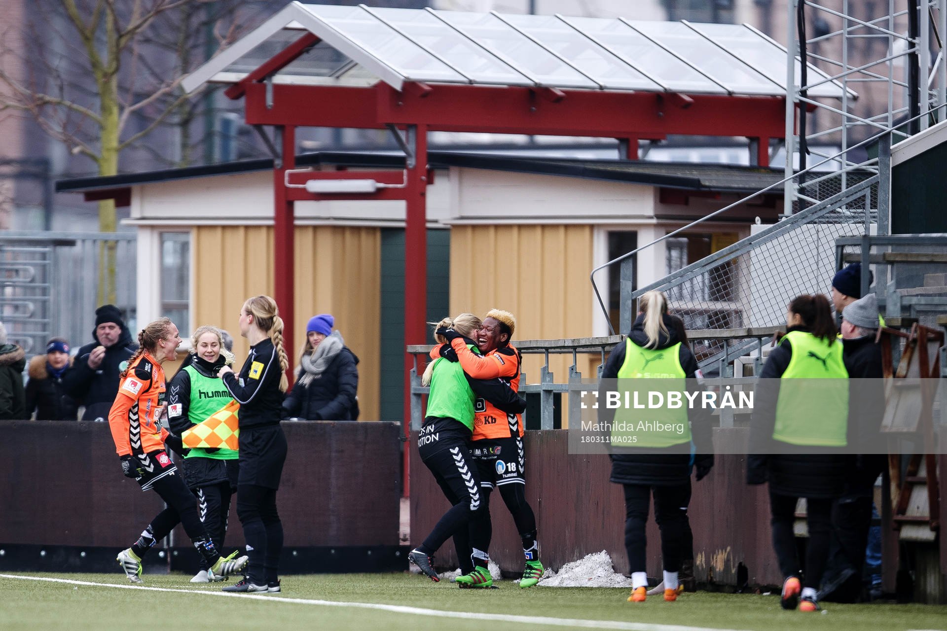 Kristianstads Rita Chikwelu jublar med avbytare