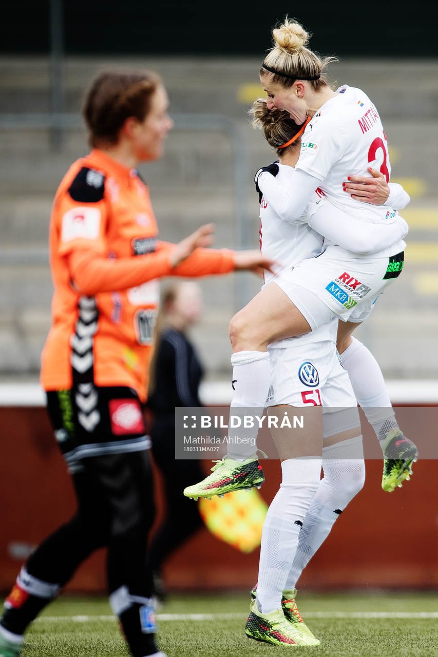 Rosengårds Anja Mittag jublar med målskytten till 3-2