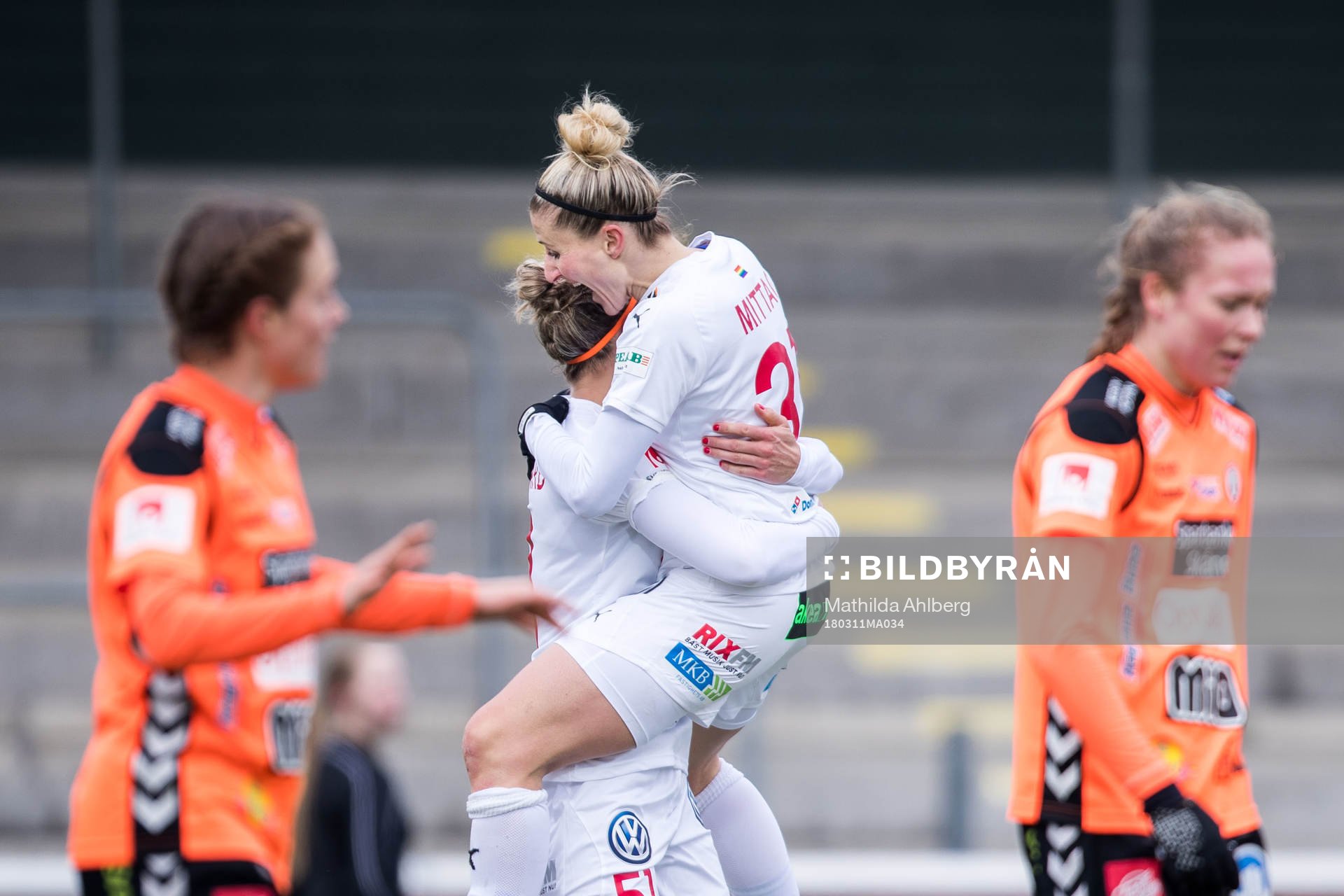 Rosengårds Anja Mittag jublar samtidigt som Kristianstads