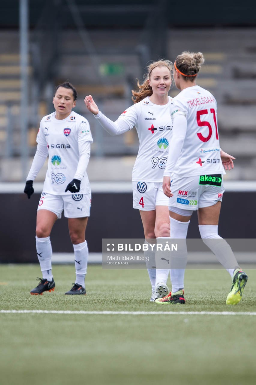 Rosengårds Glodis Perla Viggosdottir och Sanne Troelsgaard Nielsen jublar efter fotbollsmatchen i Svenska cupen mellan Rosengård och Kristianstad den 11 mars 2018 i Malmö.