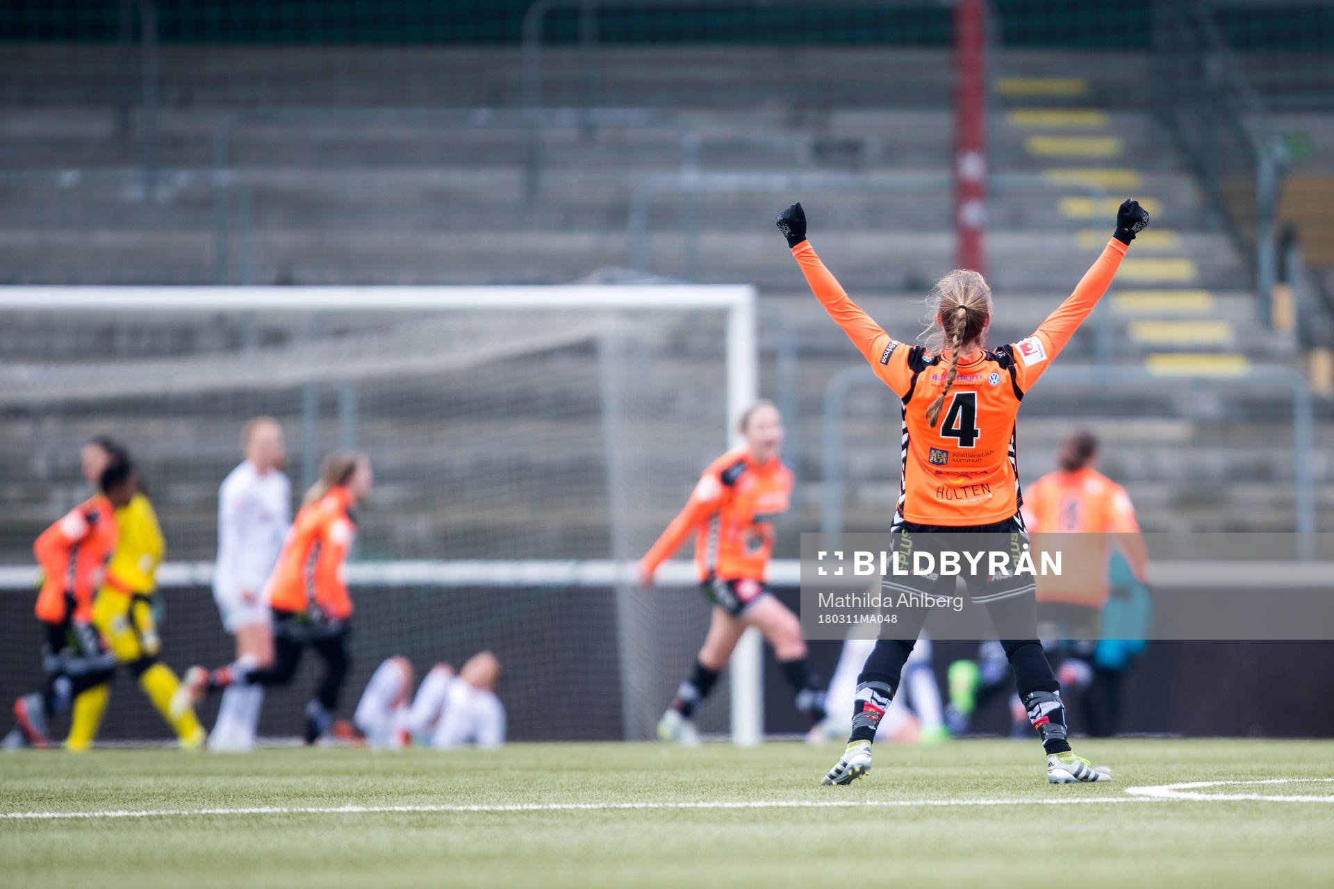 Kristianstads Therese Ivarsson jublar med ryggen mot kameran