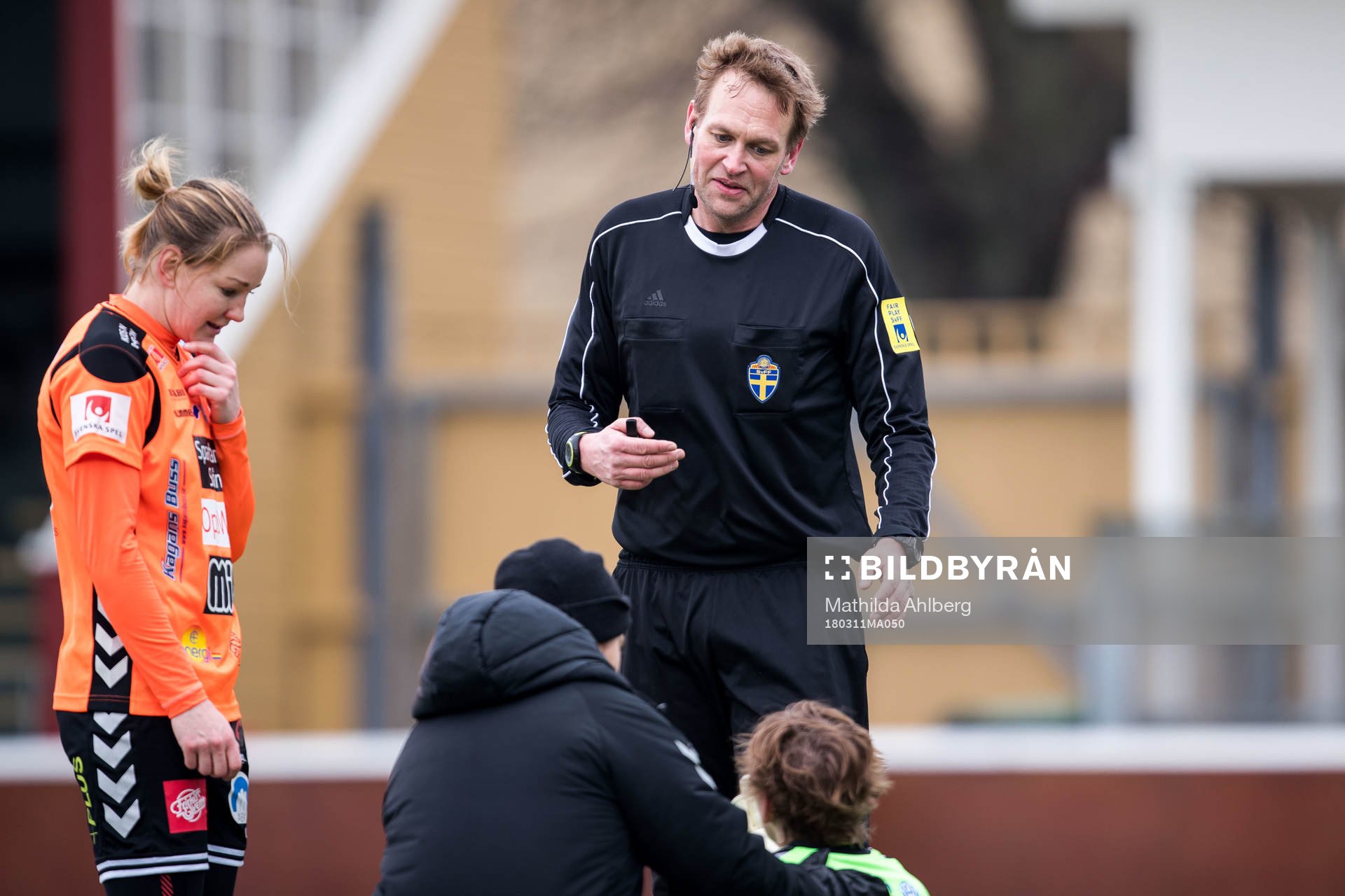 Domare Niklas Andersson i diskussion