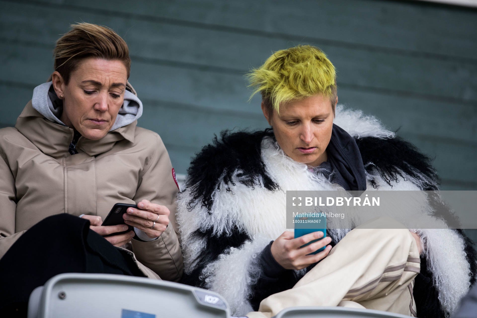 Rosengårds sportchef Therese Sjögran tillsammans med Lisa Ek på läktaren under fotbollsmatchen i Svenska cupen mellan Rosengård och Kristianstad den 11 mars 2018 i Malmö.