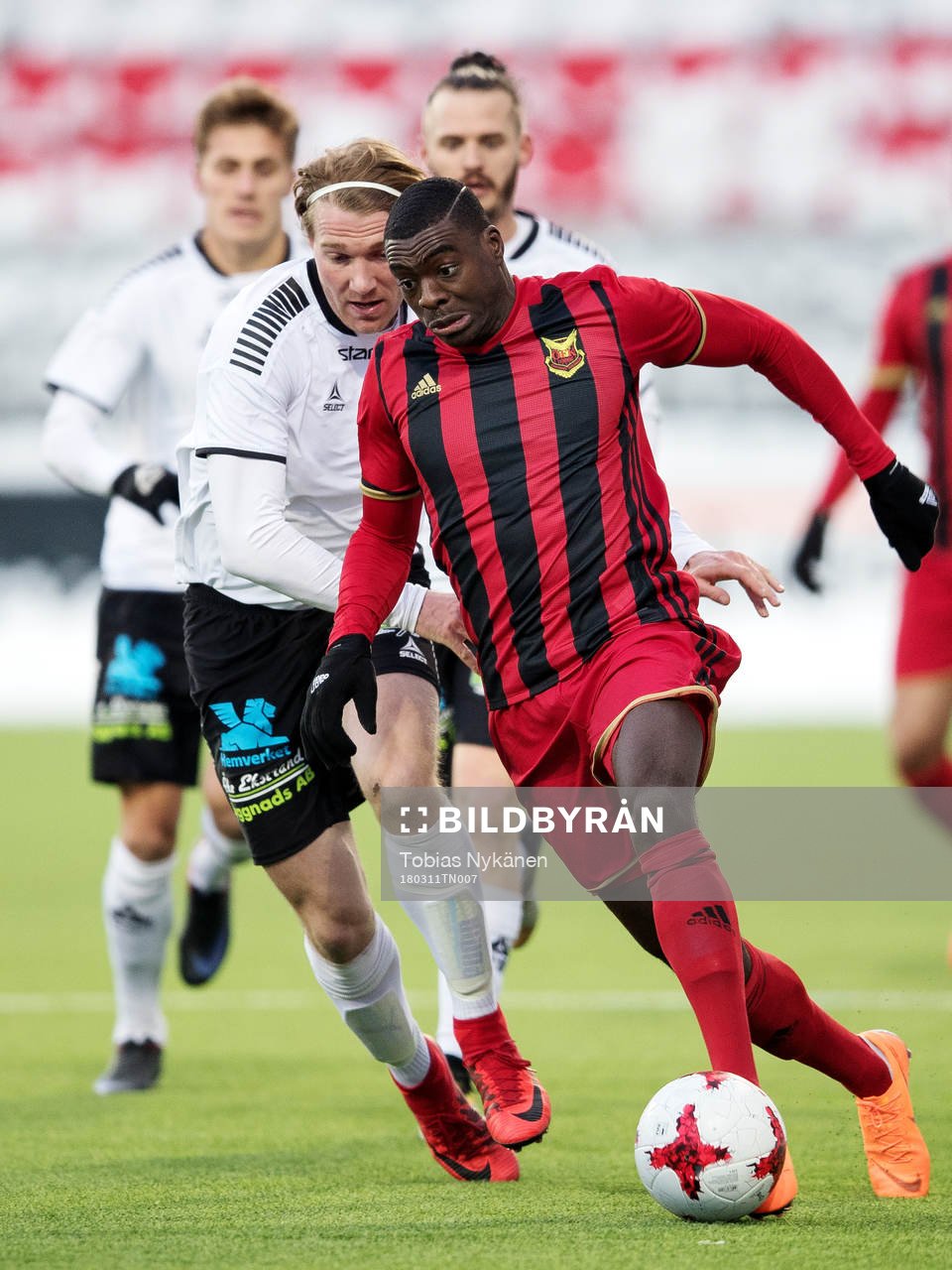 GAIS August Wängberg  jagar Östersunds Ken Sema