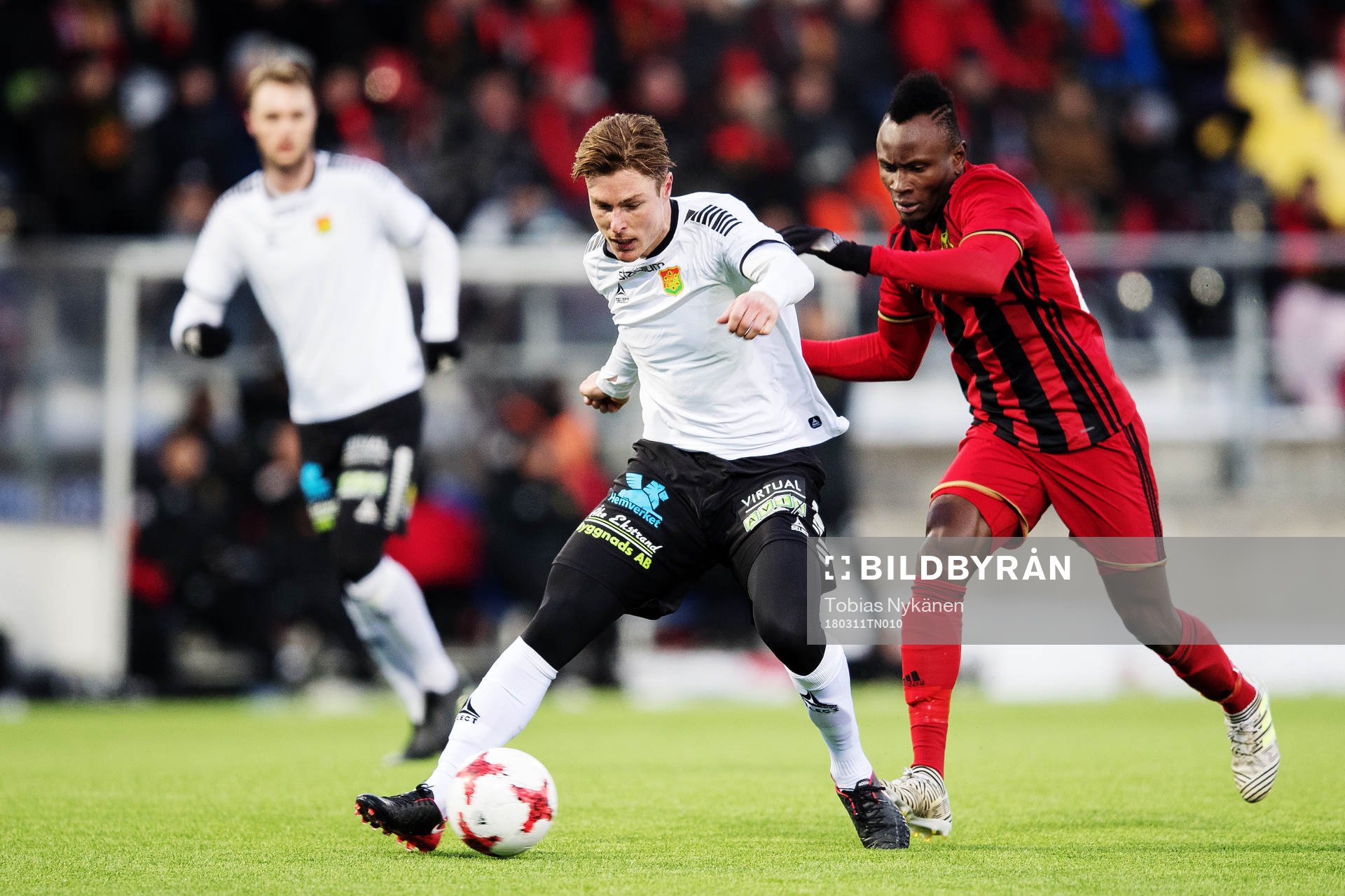 GAIS Marcus Bergholtz i kamp om bollen med Östersunds Samuel Mensiro under fotbollsmatchen i Svenska Cupen mellan Östersund och GAIS den 11 mars 2018 i Östersund.