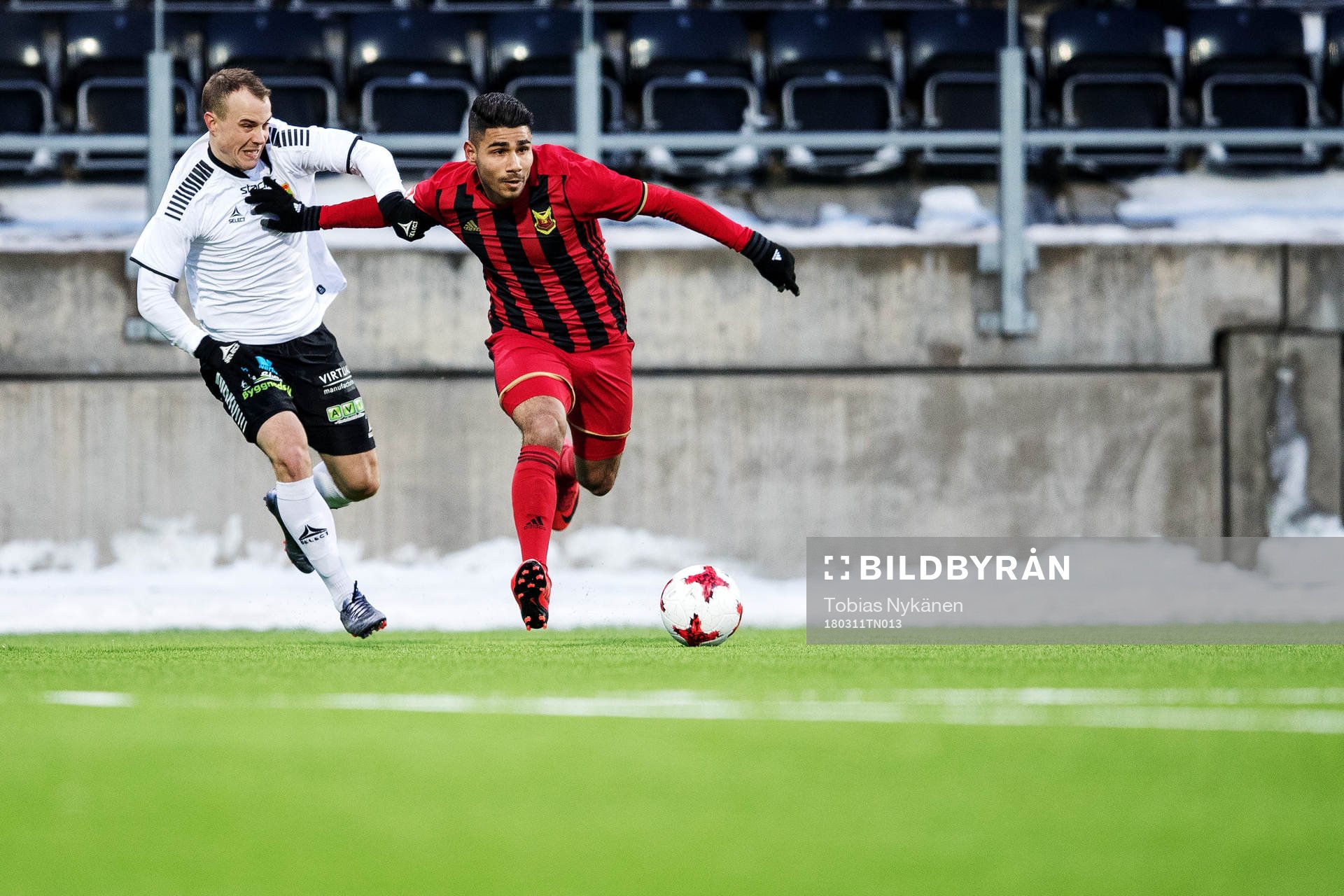 GAIS Calle Wede och Östersunds Hosam Aiesh i kamp om bollen