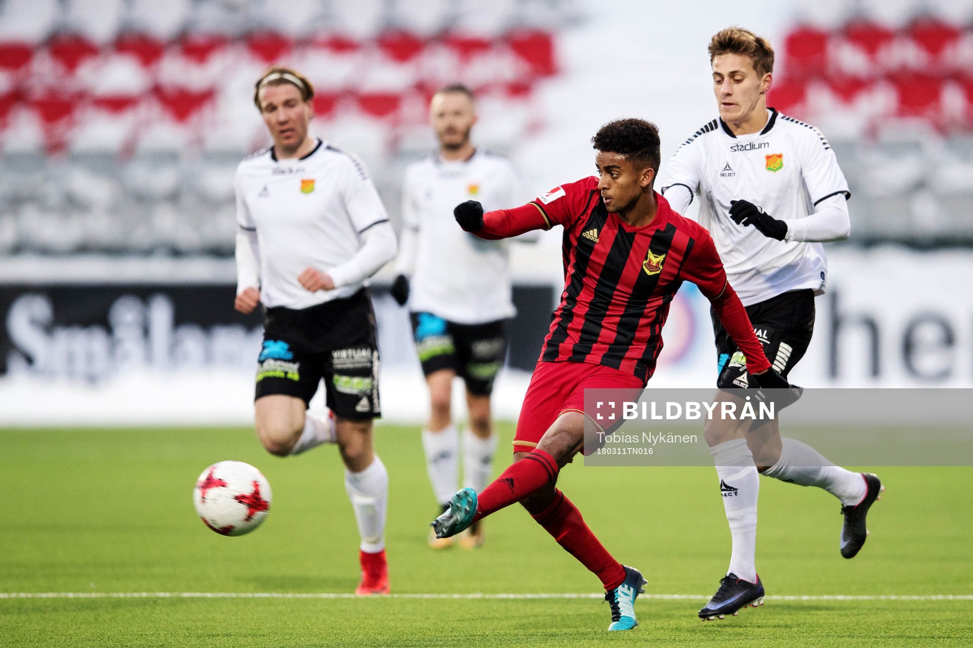 i180311 Östersunds Ronald Mukiibi och GAIS Marcus Bergholtz