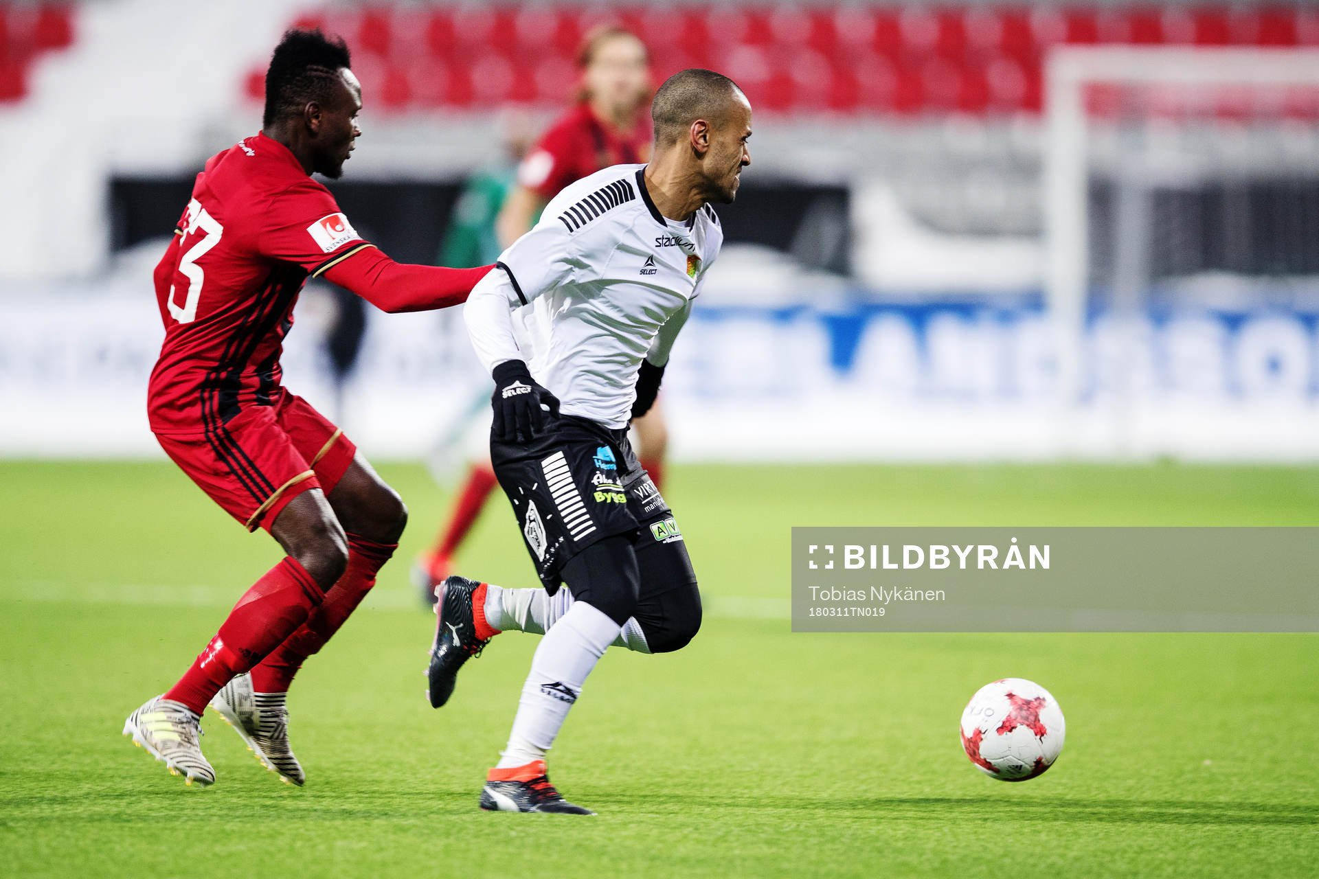 i180311 Östersunds Samuel Mensiro jagar GAIS Junes Barny