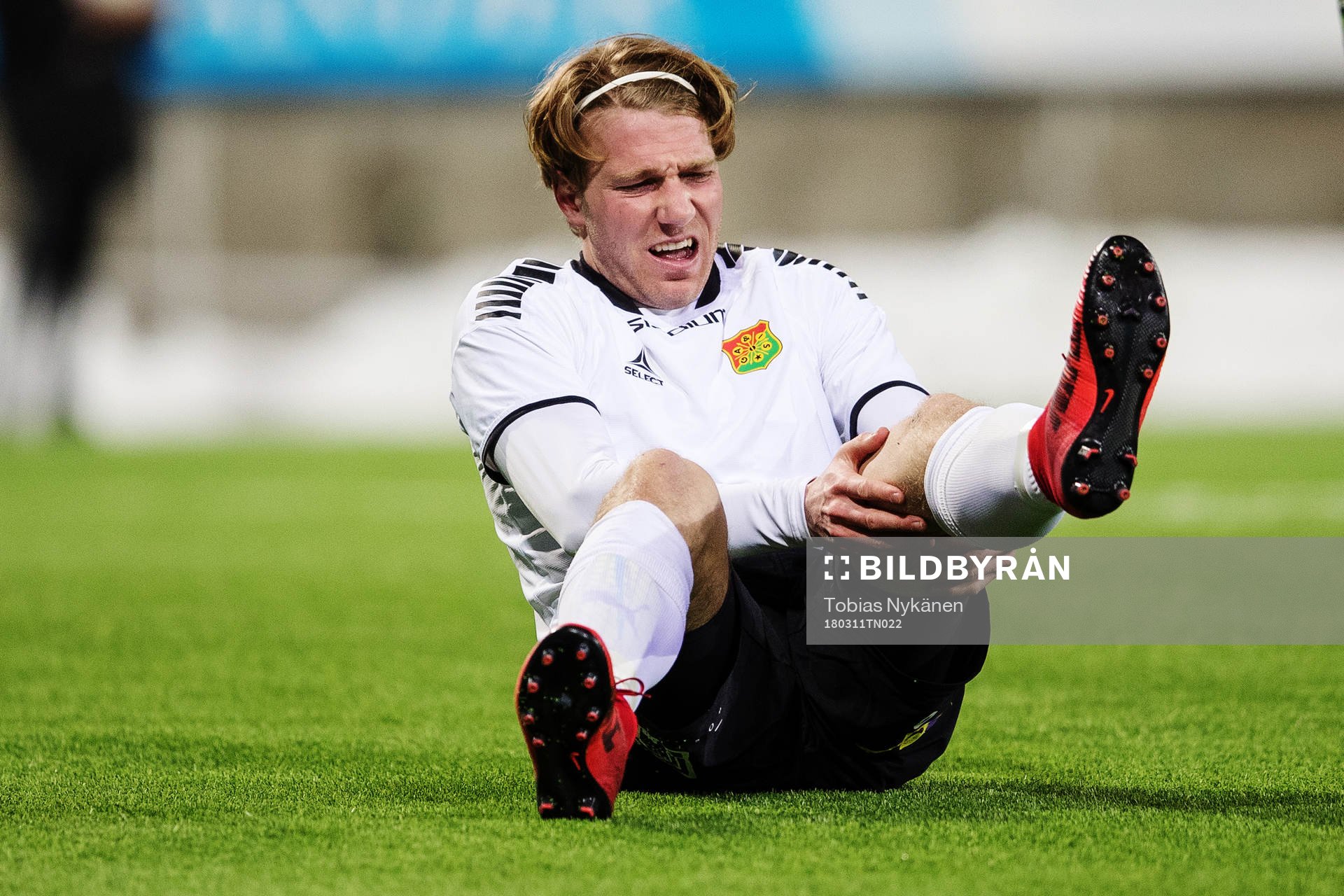 GAIS August Wängberg tar sig för sitt knä och grimaserar