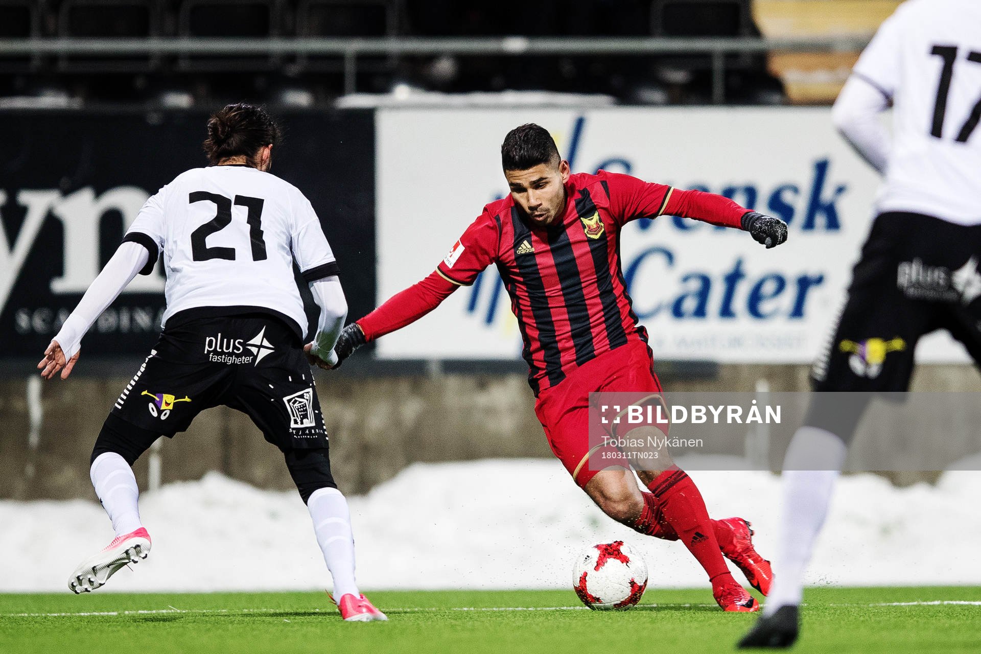 Östersunds Hosam Aiesh driver bollen mot GAIS Stefan Ilic under fotbollsmatchen i Svenska Cupen mellan Östersund och GAIS den 11 mars 2018 i Östersund.