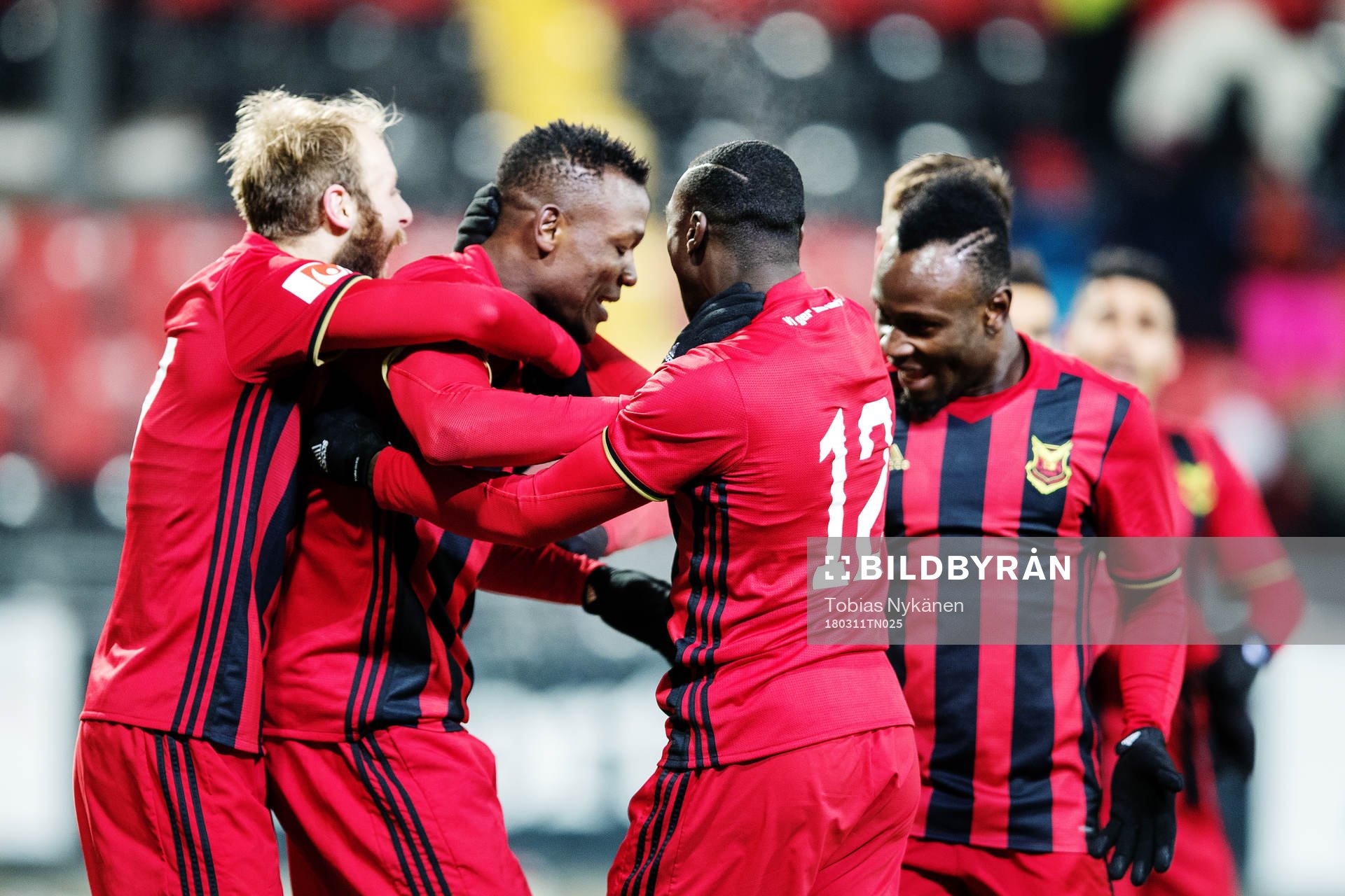 i180311 Östersunds Alhaji Gero jublar med lagkamrater