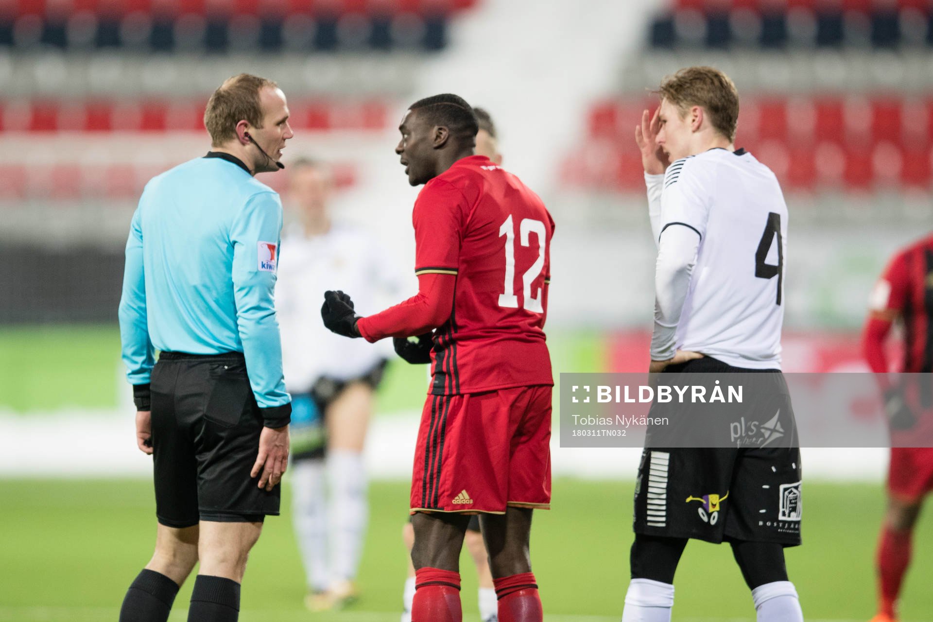 Domare Patrik Eriksson i samtal med Östersunds Ken Sema