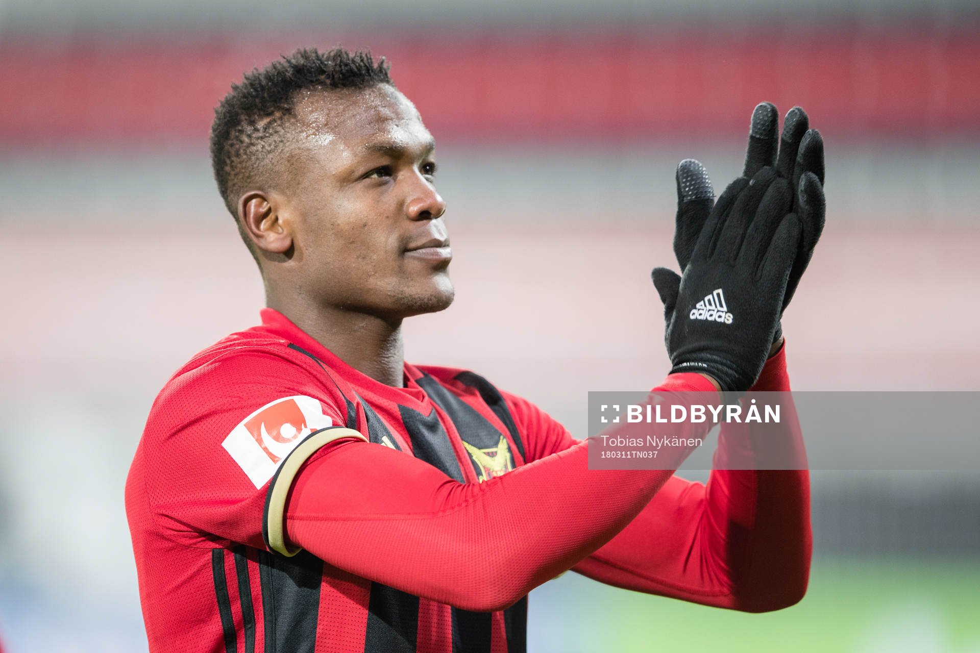 Östersunds Alhaji Gero tackar publiken efter matchen under fotbollsmatchen i Svenska Cupen mellan Östersund och GAIS den 11 mars 2018 i Östersund.