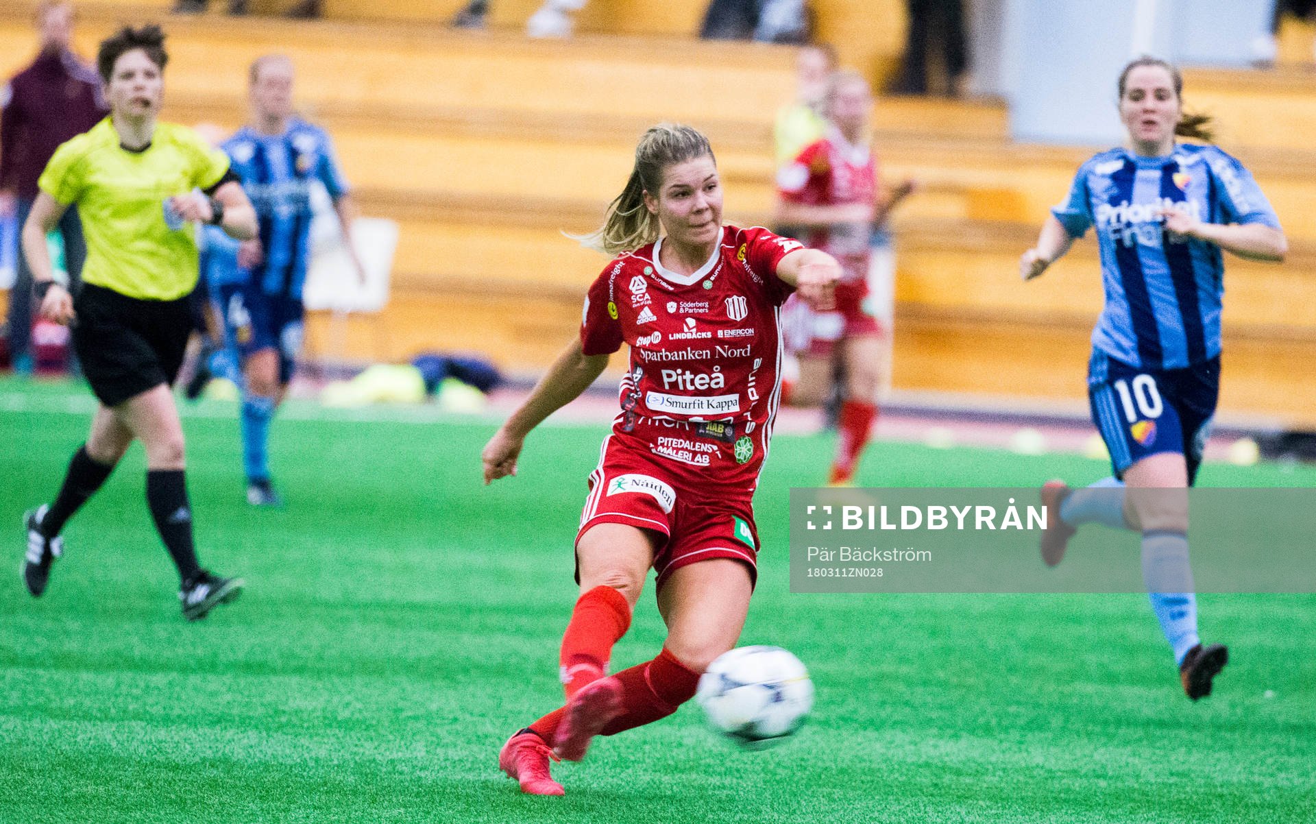 Piteås Nina Jakobsson skjuter in 1-0 målet