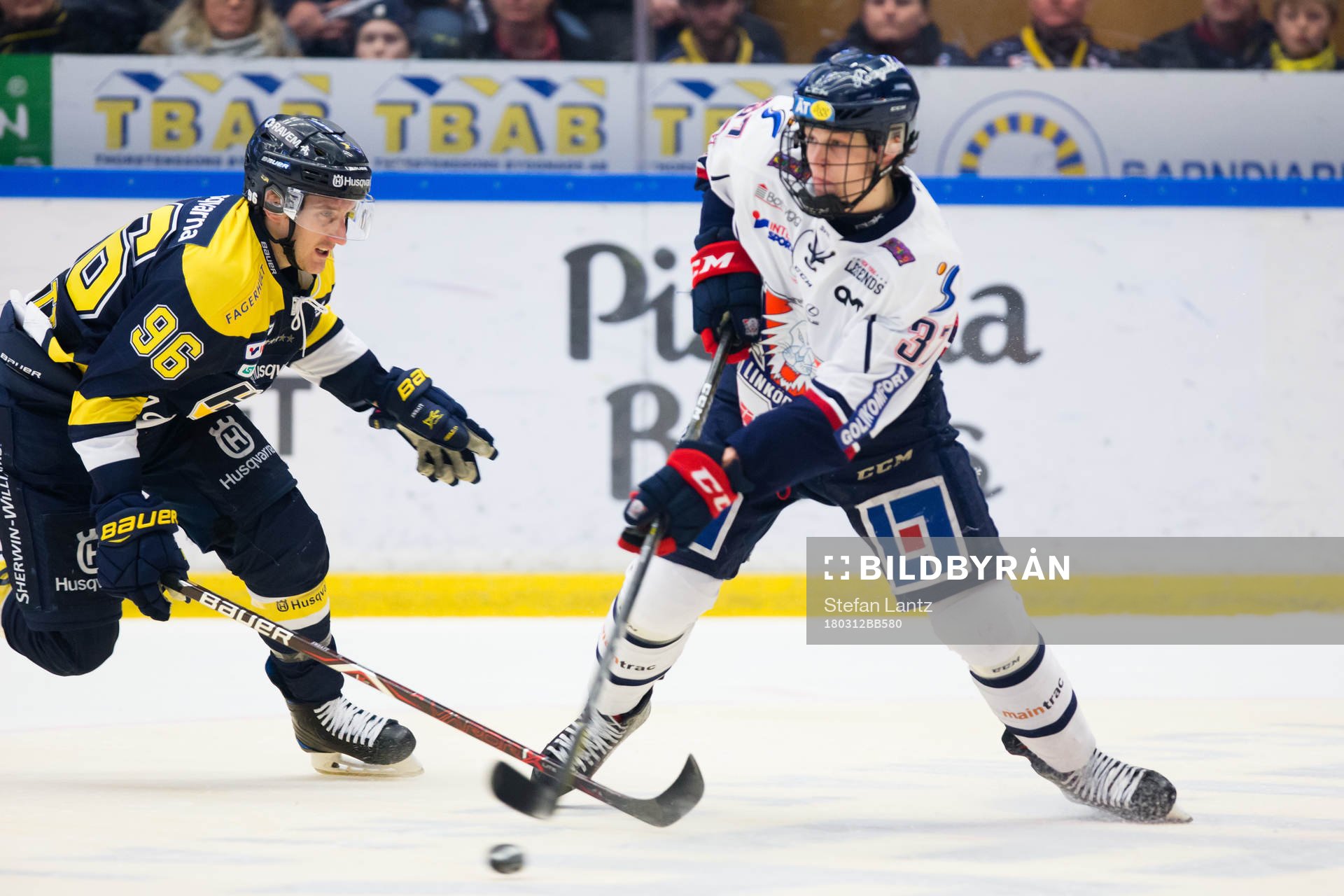 s Bill Sweatt mot Linköpings Adam Ginning