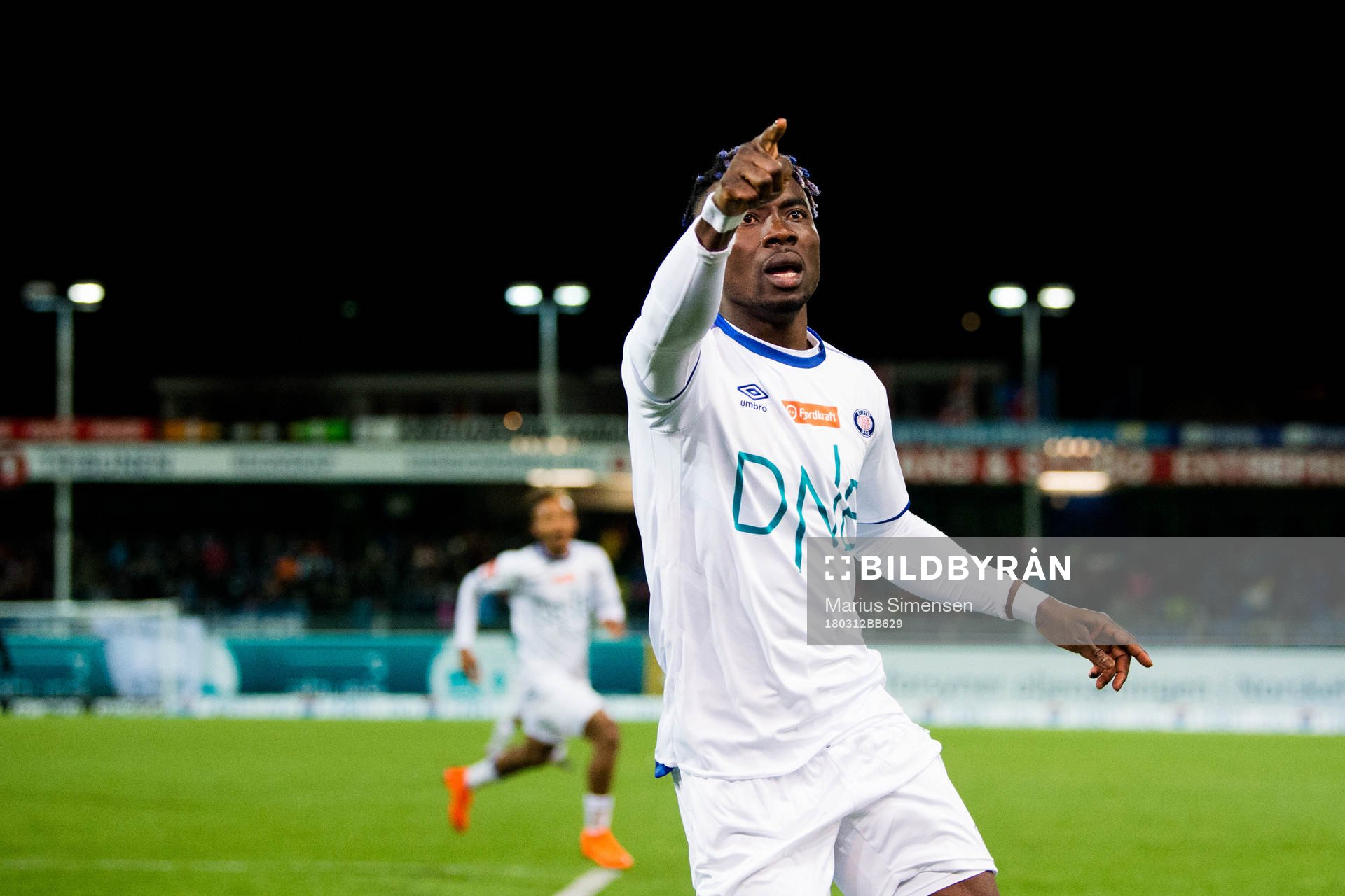 Sam Johnson of Vålerenga celebrates 1-0