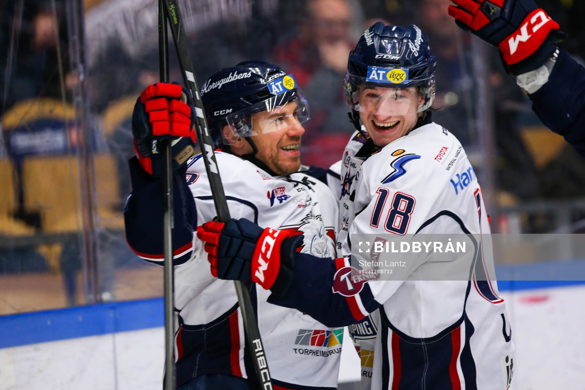 Linköpings Derek Roy jublar med Jacob Lilja