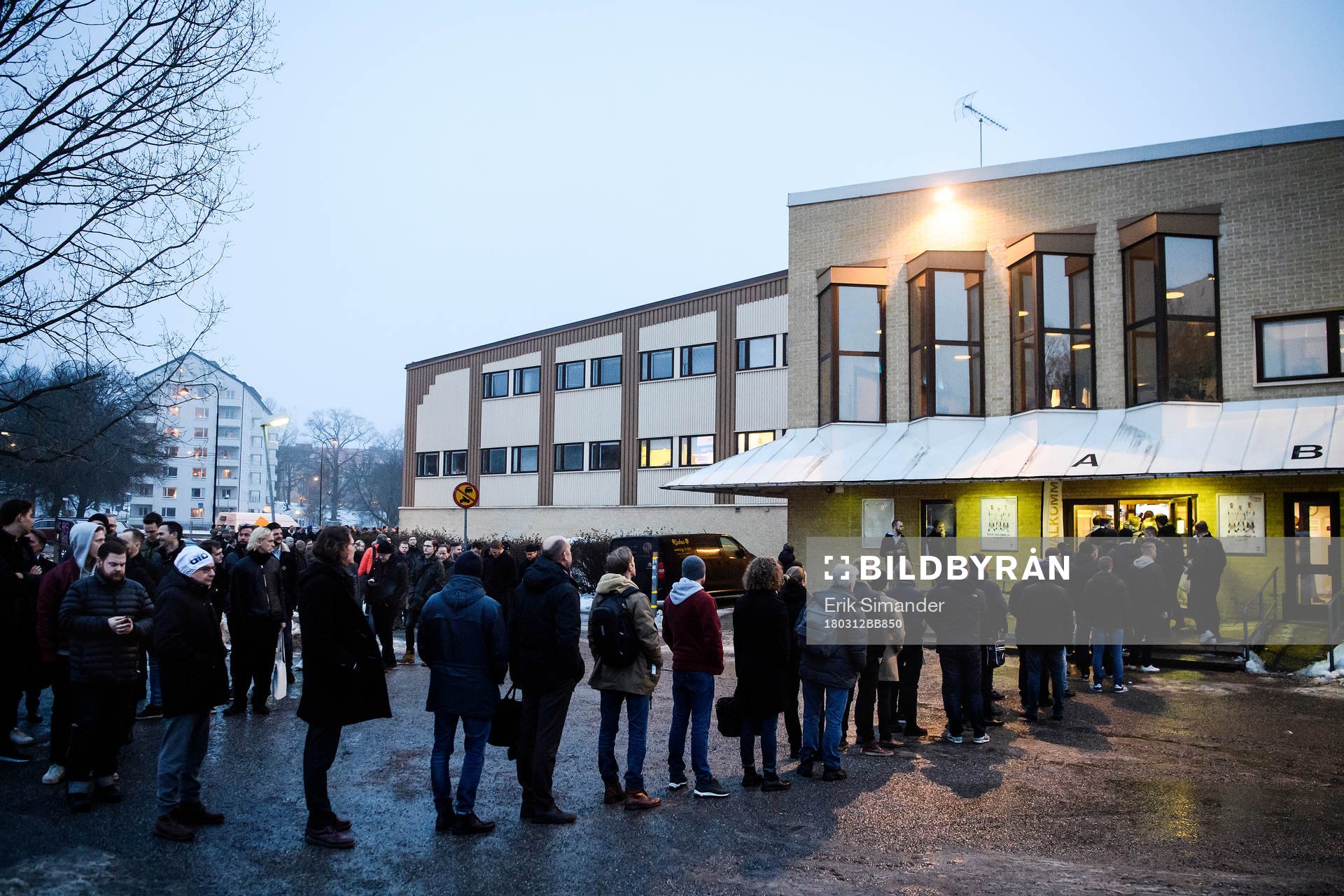 Personer köar