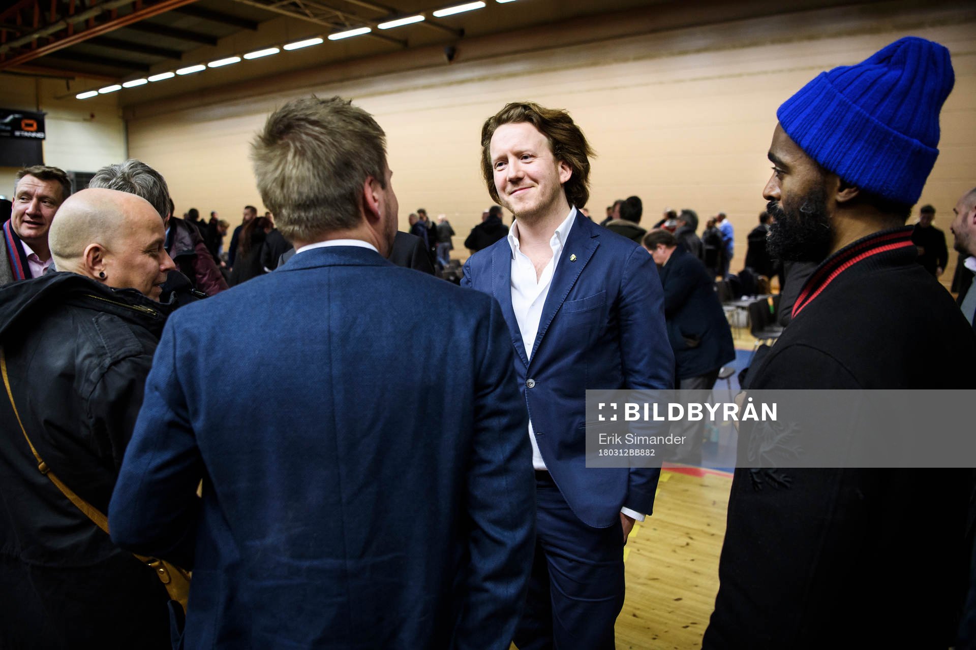 Eric Ljunggren gratuleras