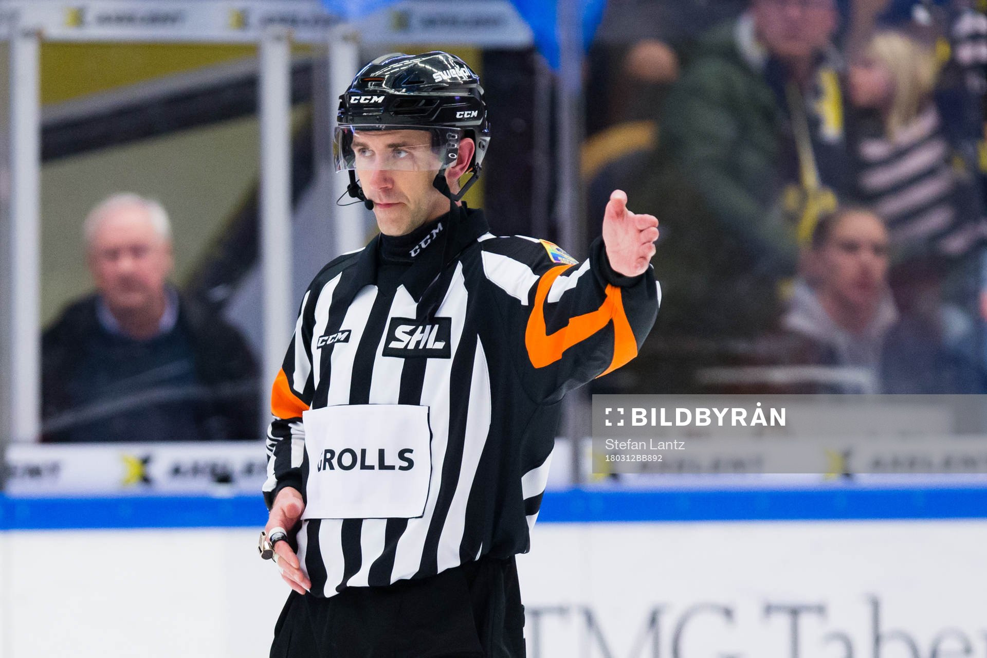 Domaren Linus Öhlund dömer mål