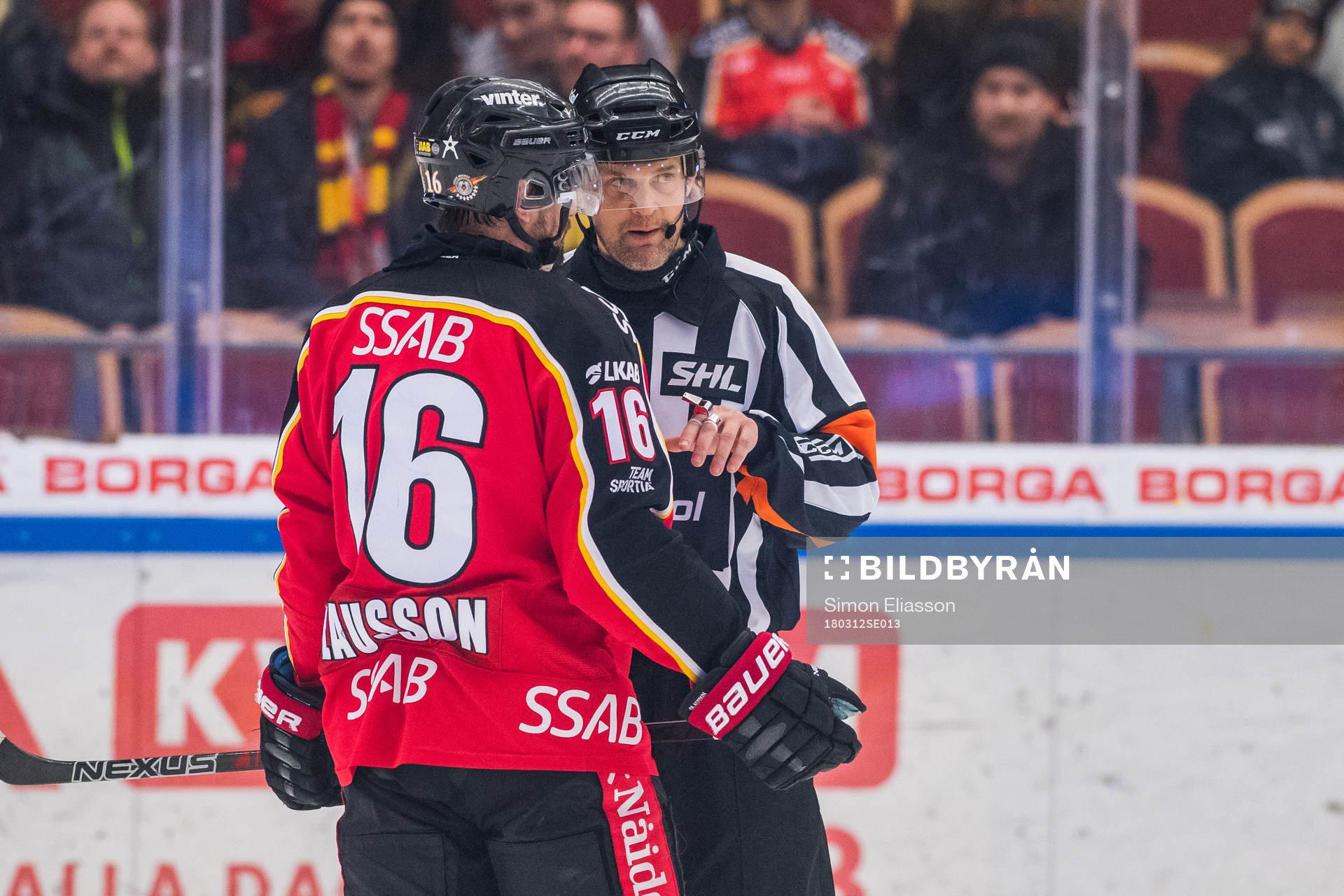 Luleås Niklas Olausson diskuterar med domare Mikael Nord