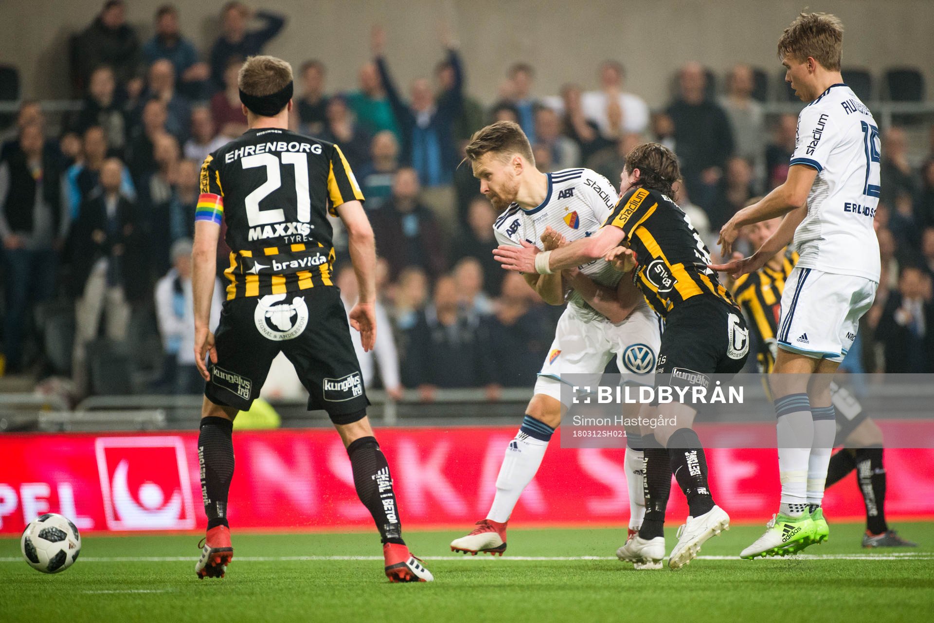 Djurgårdens Jacob Une Larsson i en kamp mot Häckens Erik