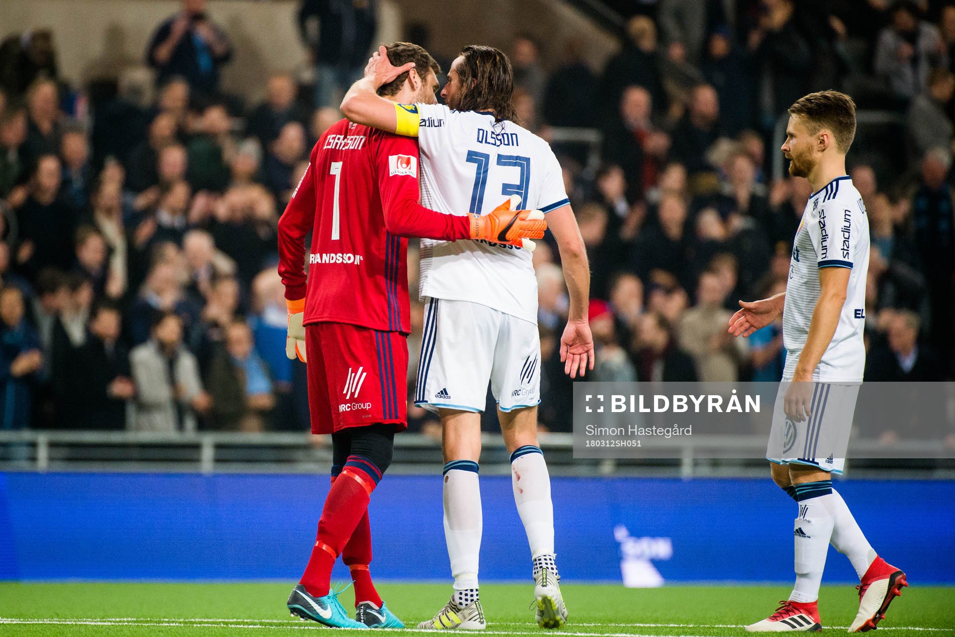 Djurgårdens Jonas Olsson jublar med målvakt Andreas