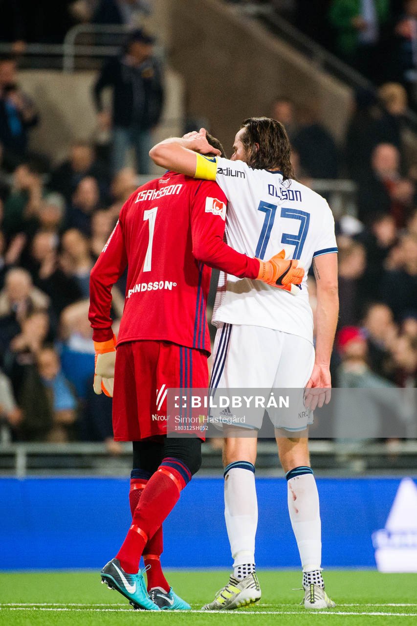 Djurgårdens Jonas Olsson jublar med målvakt Andreas