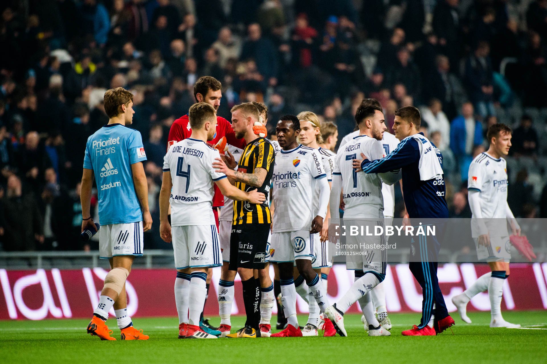 Djurgårdens spelare med Häckens Alexander Faltsetas