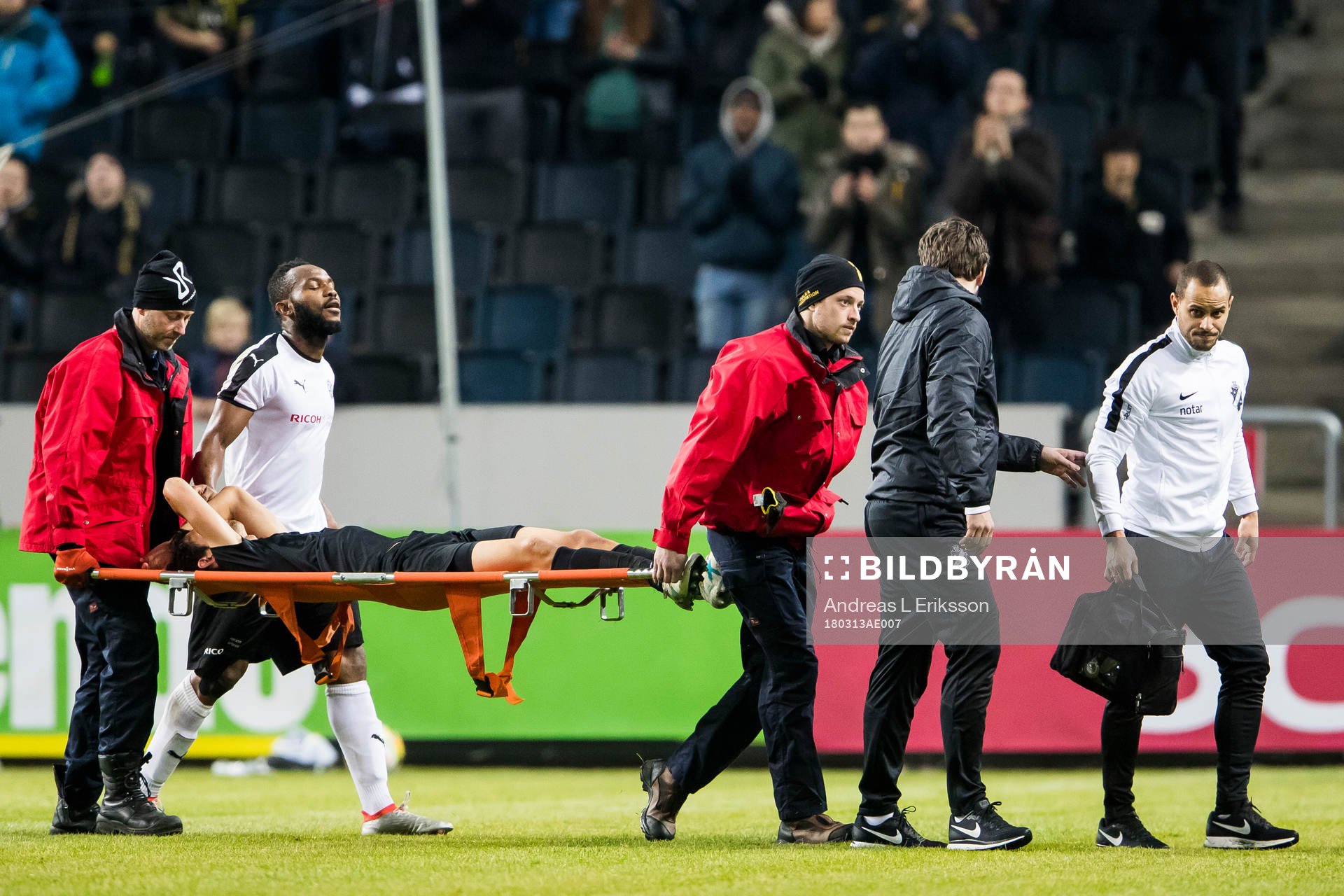 s Jesper Nyholm Bärs ut på bår