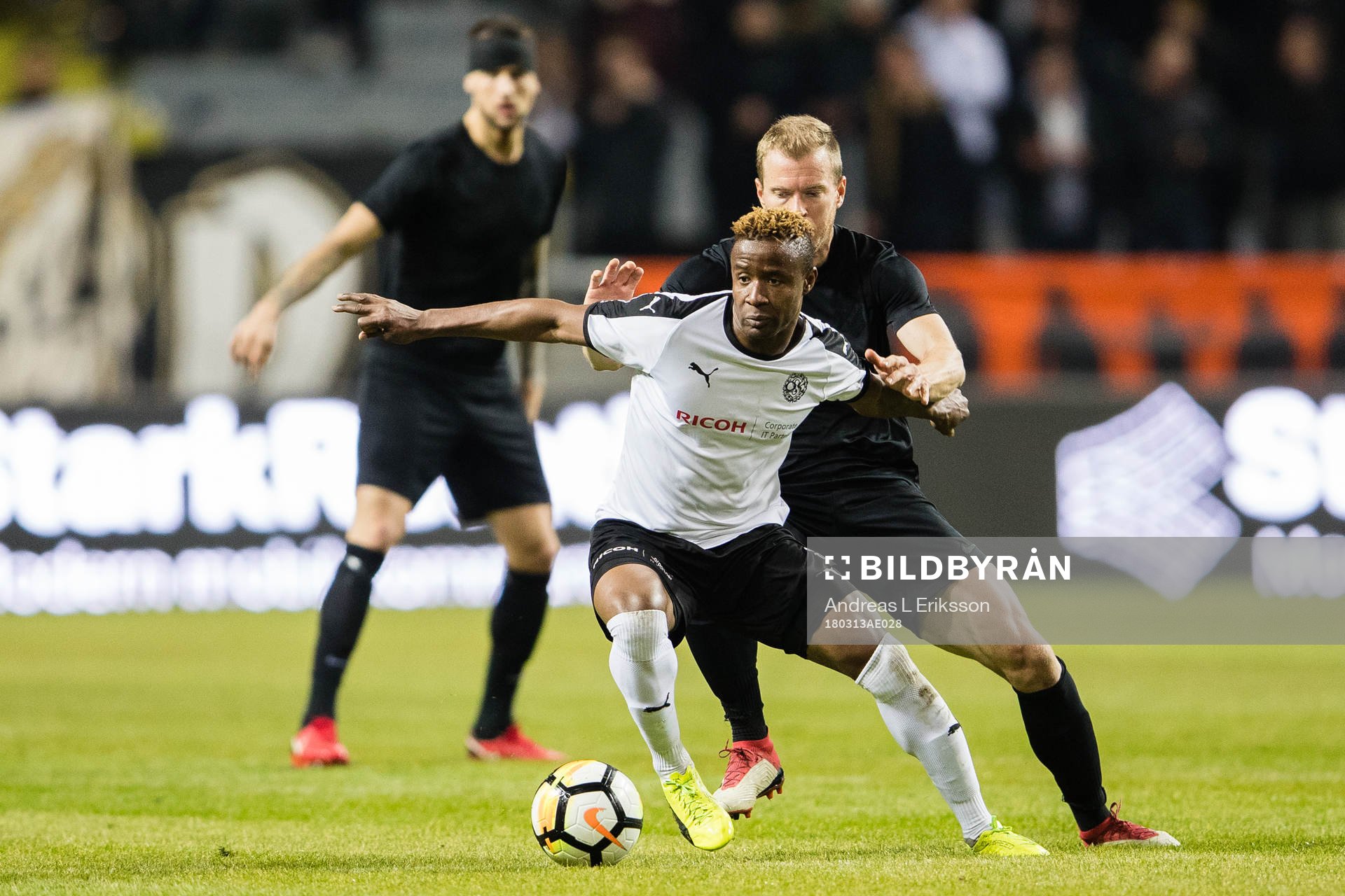 Örebros Kennedy Igboananike i kamp om bollen med AIK:s Per Karlsson under kvartsfinalen i Svenska cupen mellan AIK och Örebro den 13 mars 2018 i Stockholm.