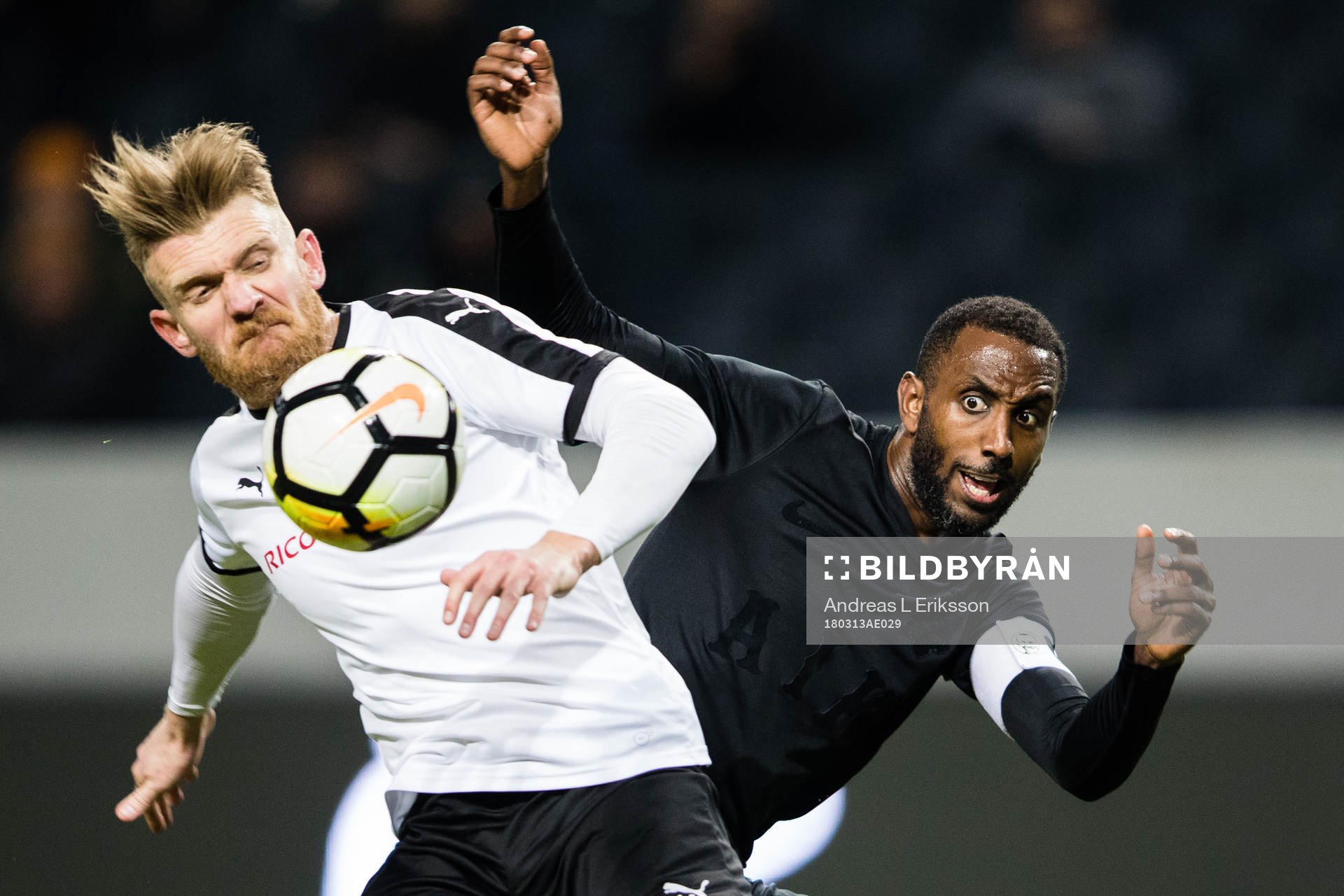 Örebros Michael Almebäck i kamp om bollen med AIK:s Henok Goitom under kvartsfinalen i Svenska cupen mellan AIK och Örebro den 13 mars 2018 i Stockholm.