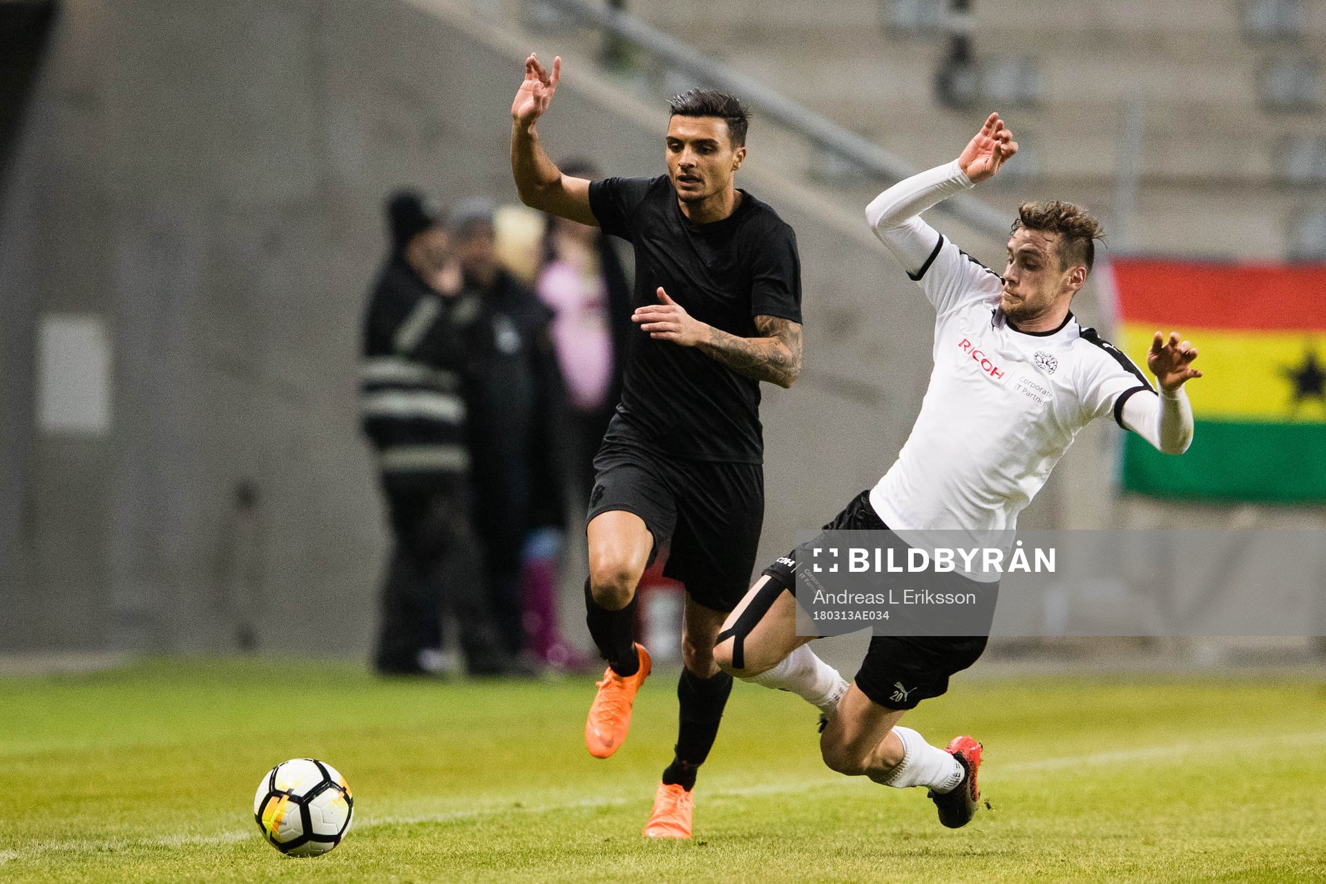 AIK:s Ahmed Yasin i kamp om bollen med Örebros Filip Rogic under kvartsfinalen i Svenska cupen mellan AIK och Örebro den 13 mars 2018 i Stockholm.