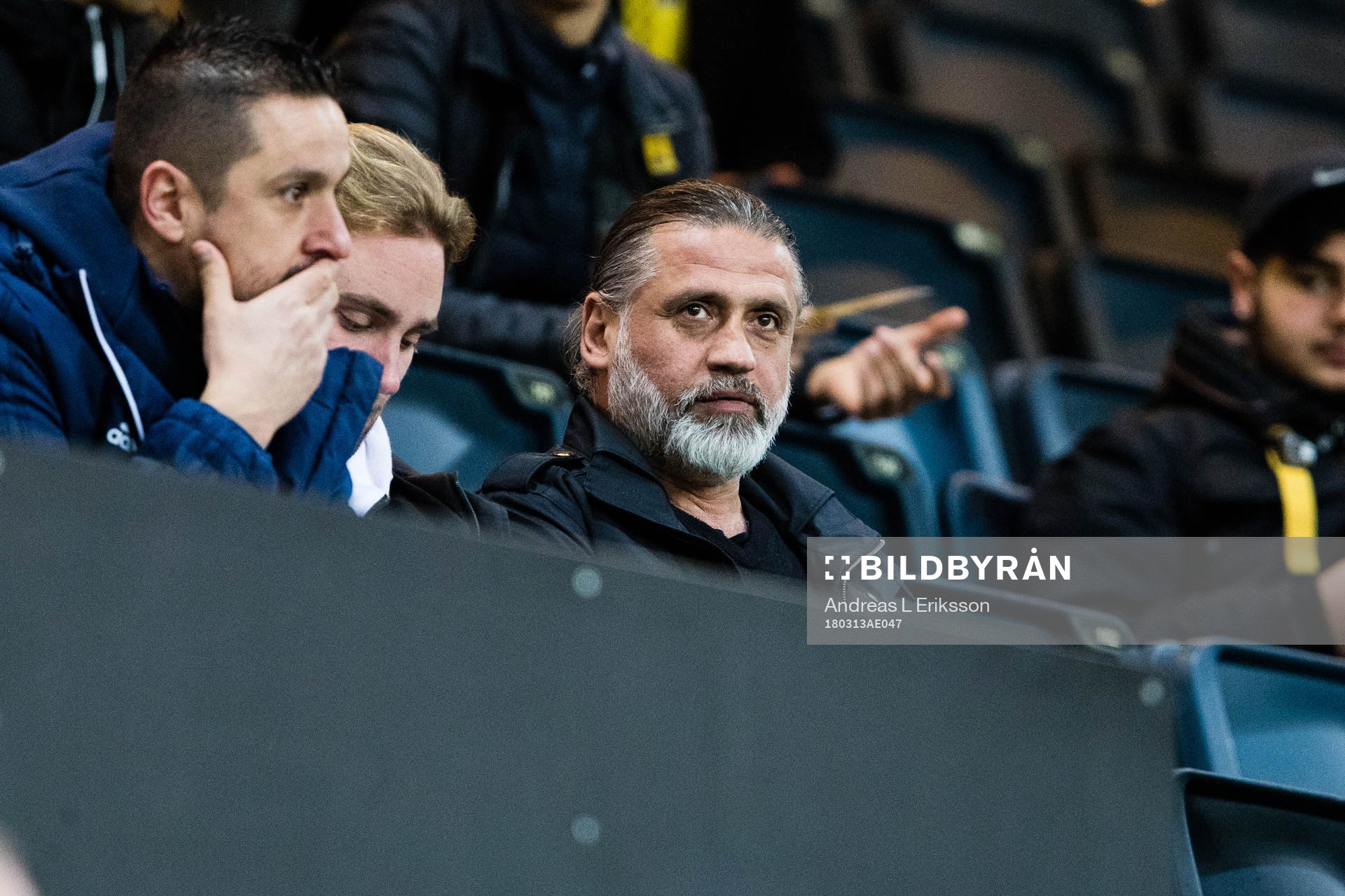Djurgårdens tränare Özcan Melkemichel på läktaren