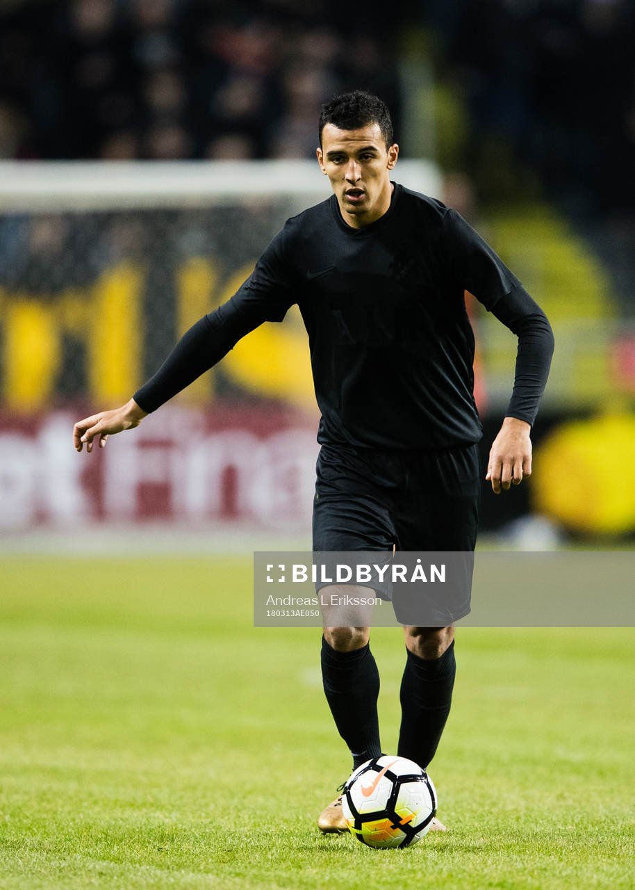 s Nabil Bahoui med bollen