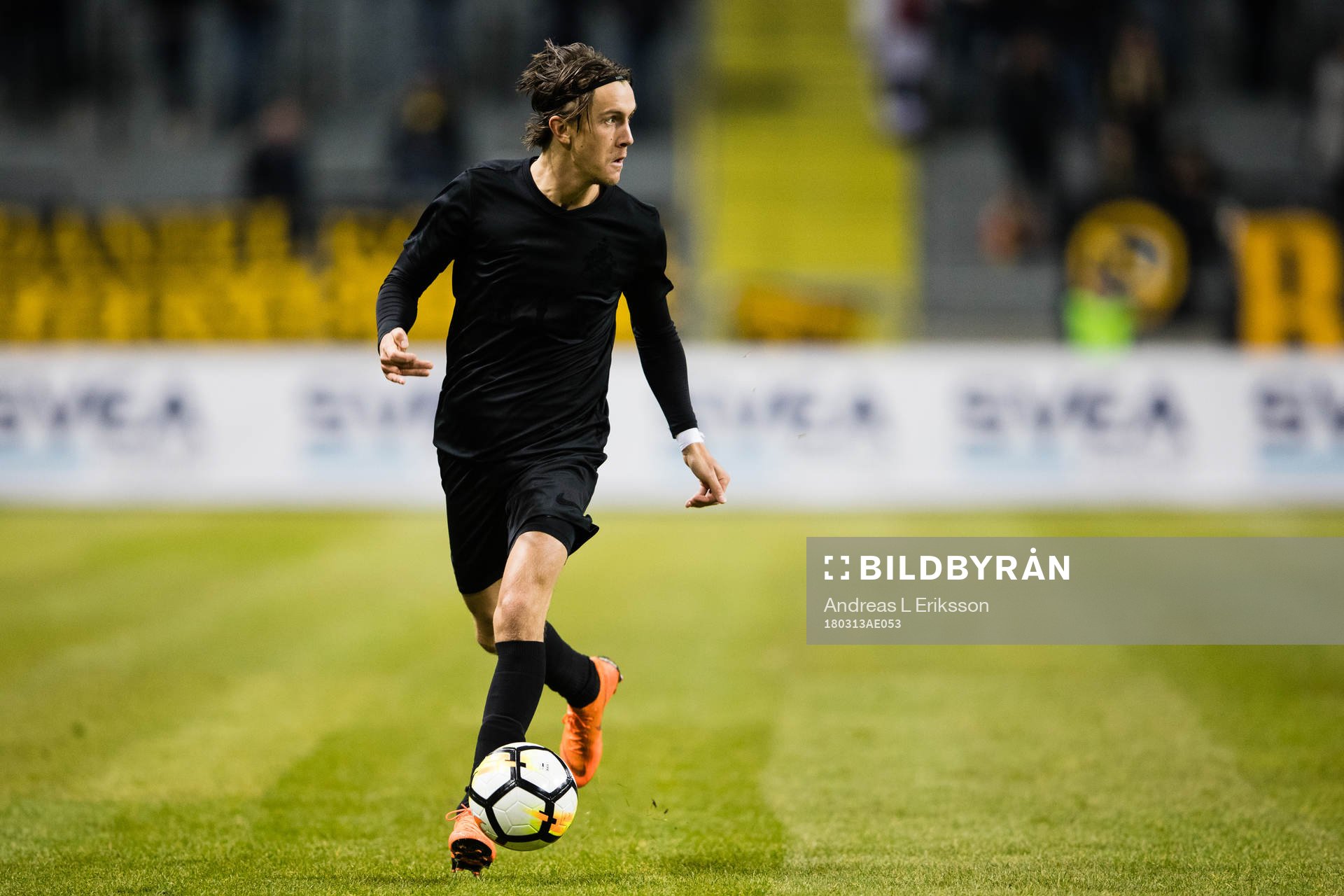 s Kristoffer Olsson med bollen