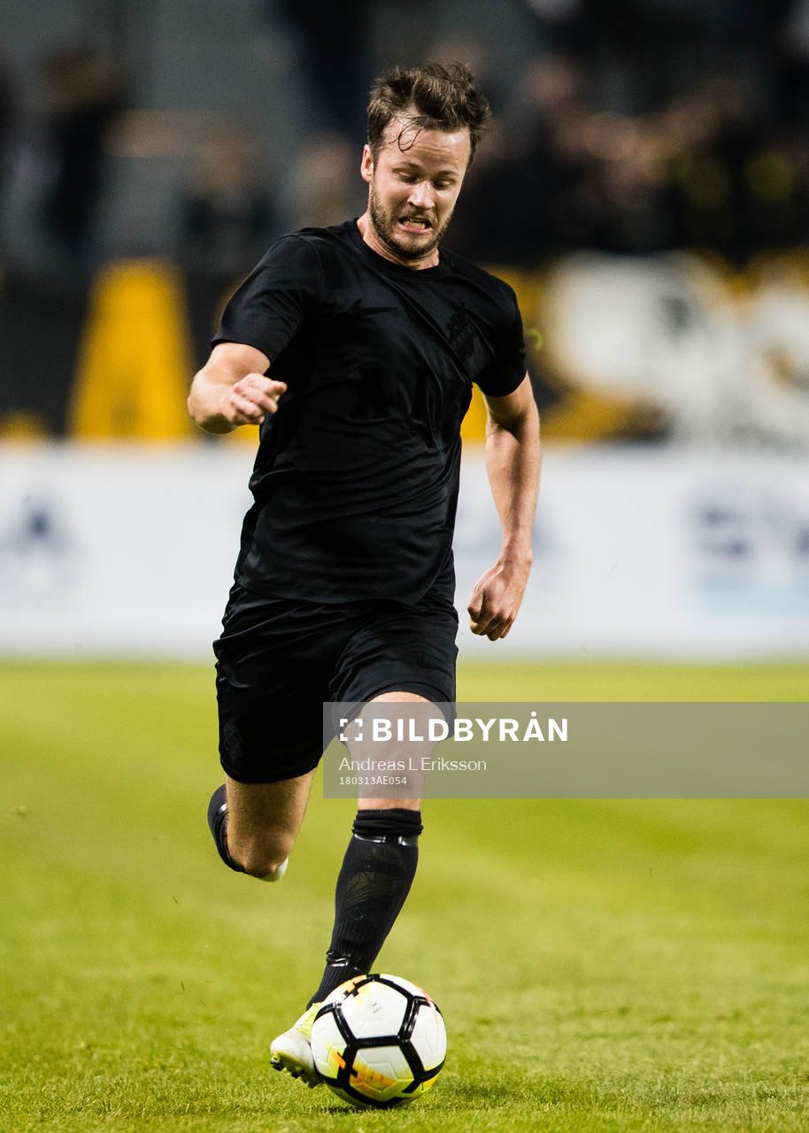 s Robert Lundström med bollen
