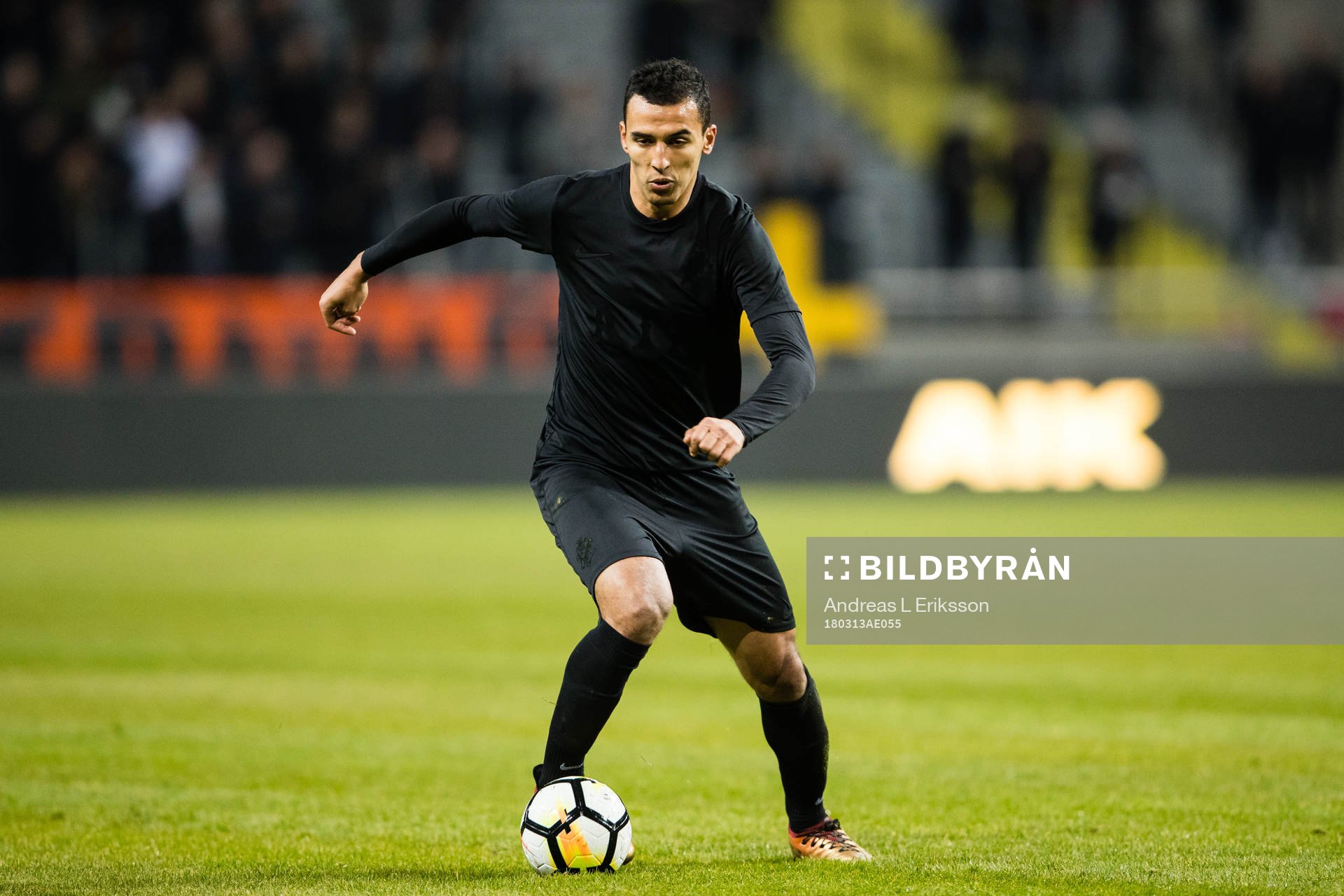s Nabil Bahoui med bollen