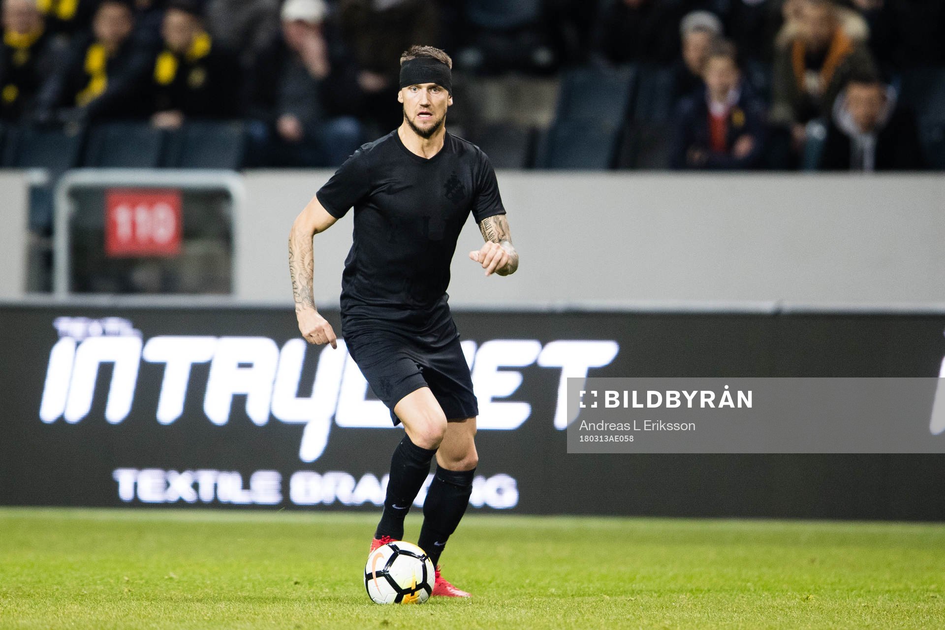 s Alexander Milosevic med bollen