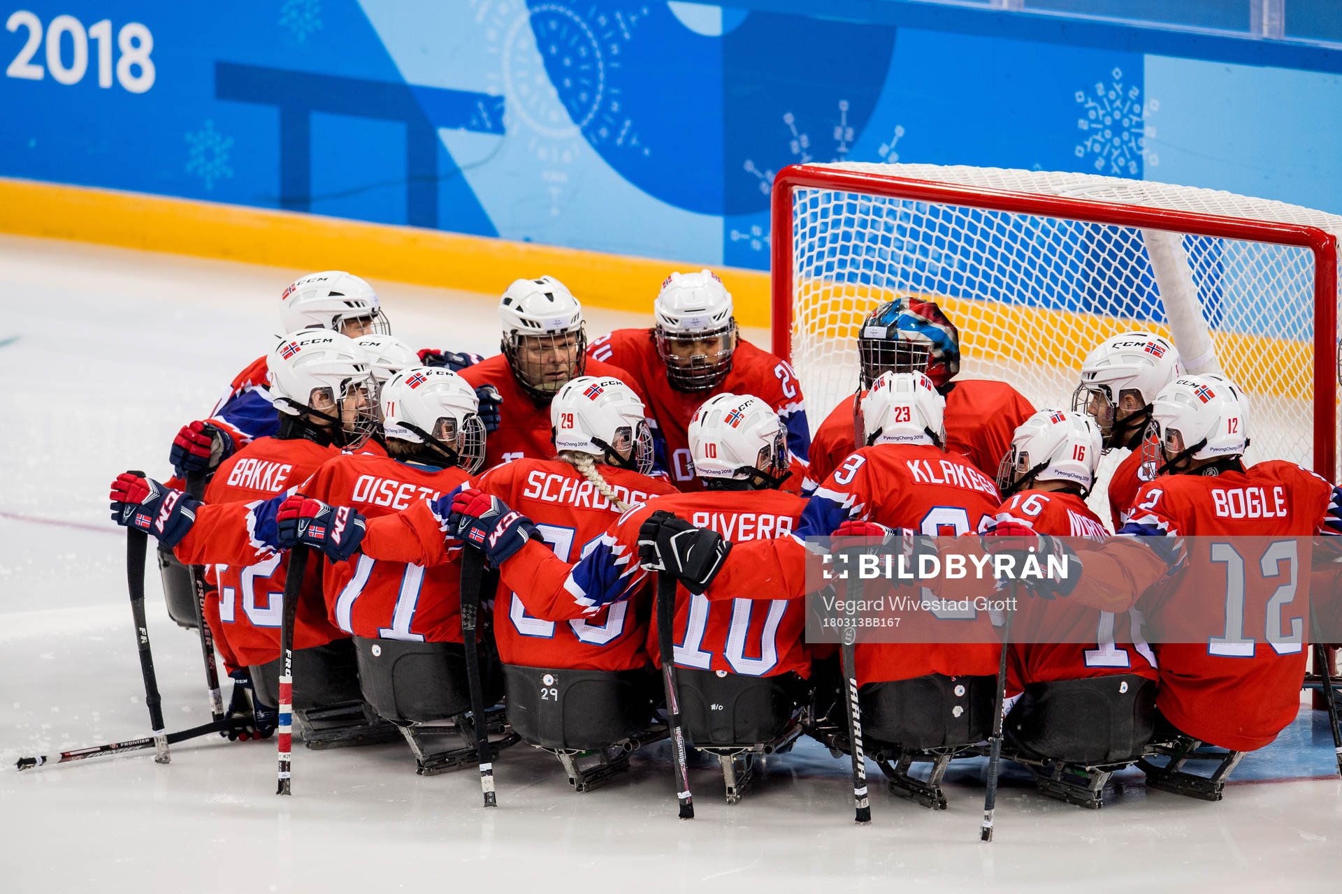 Players of Norway gather in a circle